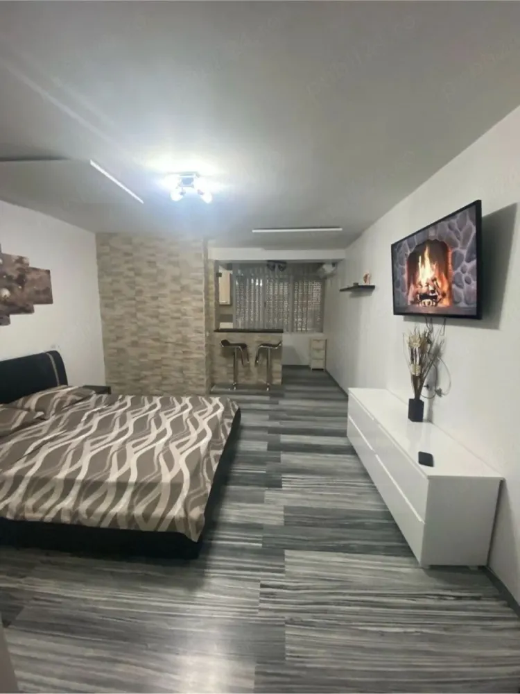 De inchiriat apartament cu o cameră ultracentral Mazepa1, 350 euro - Ofer spre închiriere apartament cu o cameră, situat în Mazepa 1, într-o zonă centrală, foarte liniștită, pe faleza superioară a Dunării. Locația este excelentă, având în imediata apropiere restaurante, școli, grădinițe, parcuri, supermarketuri, mijloace de transport în comun și locuri de parcare. Apartamentul este recent renovat, finisat modern (lux) și dotat complet cu echipamente de ultimă generație: - aer condiționat inverter - mașină de spălat - frigider - aragaz + hotă electrică - cuptor cu microunde - boiler pentru baie și bucătărie - rulouri exterioare electrice cu telecomandă - televizor LCD Smart - încălzire cu panouri electrice (consum redus) - sistem de alarmă Se închiriază pe termen lung. Nu se acceptă animale de companie. Pentru detalii suplimentare, vă rog să mă contactați 0746.252.252 Liliana Ene.