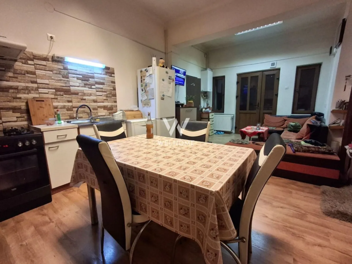 Casa de vanzare in Sibiu, birouri, clinica ,Parcul Sub Arini - In inima Sibiului, acolo unde liniștea parcului îmbrățișează frumusețea orașului, se află o casă ce îmbină eleganța trecutului cu promisiunea prezentului. Cu o suprafață de 184 mp, această proprietate respiră spațiu și lumină prin cele 4 camere, dintre care 2 dormitoare calde și primitoare, un living cu bucătărie open-space ce invită la povești și cine tihnite, o baie și un demisol amenajat cu 2 camere și 2 băi, ideal pentru intimitate sau activități profesionale. Pivnița adaugă farmec și utilitate, iar curtea de 194 mp îmbrățișează casa ca un colț verde al tihnei. Există locuri de parcare pentru 2 mașini în curte și încă 2 în fața casei, astfel încât confortul să fie deplin. Cu tavane înalte și camere spațioase, cu geamuri termopan ce lasă lumina să curgă nestingherită, casa are nevoie doar de mici modernizări pentru a deveni un cămin desăvârșit. Dar frumusețea ei nu stă doar în ziduri și detalii. Așezată într-o zonă premium a Sibiului, cu acces facil la mijloace de transport, aproape de centru și la doar câteva străzi de școală, această proprietate se dovedește a fi versatilă și plină de potențial. Poate fi acasă pentru o familie ce caută armonia dintre viața urbană și liniștea naturii. Poate fi sediul elegant al unor birouri, unde inspirația se naște din priveliștea parcului. Poate fi chiar o clinică medicală modernă, unde pacienții să simtă că vindecarea începe încă de la intrare. Această casă nu este doar o construcție, ci o poveste deschisă. O invitație de a o transforma în ceea ce îți dorești: refugiu, spațiu profesional sau loc al grijii și vindecării. Pret 350.000 euro Detalii si vizionare 0740066818 Cristina }}