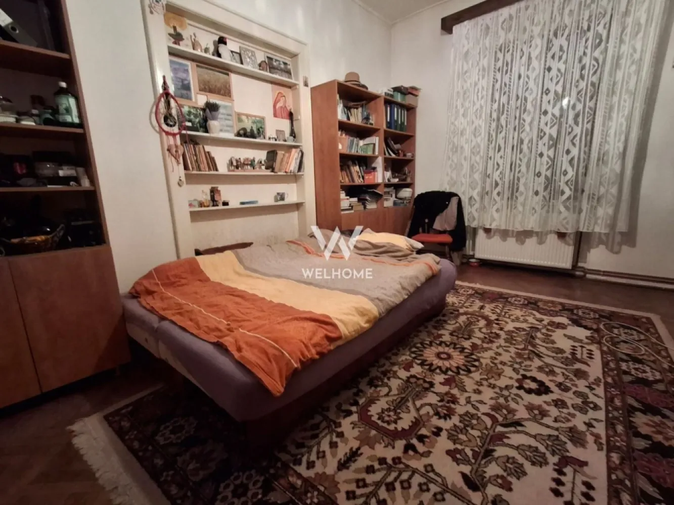Casa de vanzare in Sibiu, birouri, clinica ,Parcul Sub Arini - In inima Sibiului, acolo unde liniștea parcului îmbrățișează frumusețea orașului, se află o casă ce îmbină eleganța trecutului cu promisiunea prezentului. Cu o suprafață de 184 mp, această proprietate respiră spațiu și lumină prin cele 4 camere, dintre care 2 dormitoare calde și primitoare, un living cu bucătărie open-space ce invită la povești și cine tihnite, o baie și un demisol amenajat cu 2 camere și 2 băi, ideal pentru intimitate sau activități profesionale. Pivnița adaugă farmec și utilitate, iar curtea de 194 mp îmbrățișează casa ca un colț verde al tihnei. Există locuri de parcare pentru 2 mașini în curte și încă 2 în fața casei, astfel încât confortul să fie deplin. Cu tavane înalte și camere spațioase, cu geamuri termopan ce lasă lumina să curgă nestingherită, casa are nevoie doar de mici modernizări pentru a deveni un cămin desăvârșit. Dar frumusețea ei nu stă doar în ziduri și detalii. Așezată într-o zonă premium a Sibiului, cu acces facil la mijloace de transport, aproape de centru și la doar câteva străzi de școală, această proprietate se dovedește a fi versatilă și plină de potențial. Poate fi acasă pentru o familie ce caută armonia dintre viața urbană și liniștea naturii. Poate fi sediul elegant al unor birouri, unde inspirația se naște din priveliștea parcului. Poate fi chiar o clinică medicală modernă, unde pacienții să simtă că vindecarea începe încă de la intrare. Această casă nu este doar o construcție, ci o poveste deschisă. O invitație de a o transforma în ceea ce îți dorești: refugiu, spațiu profesional sau loc al grijii și vindecării. Pret 350.000 euro Detalii si vizionare 0740066818 Cristina }}