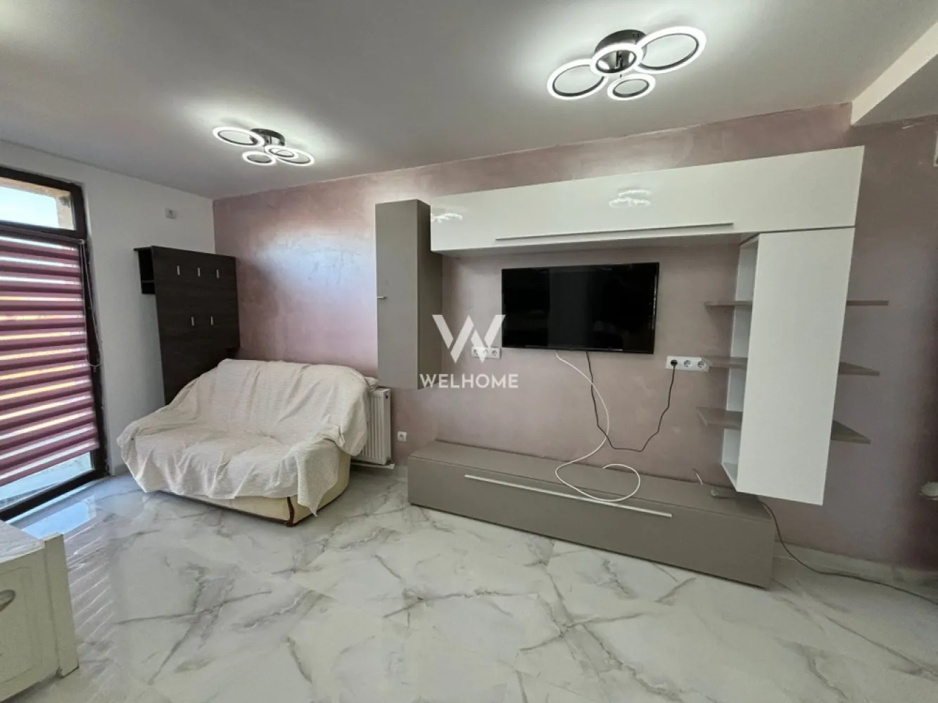 Apartament 3 camere PRETABIL pentru muncitori - Apartament 3 camere cu bucatarie separata - Str. Triajului, Selimbar - Suprafata utila: 75 mp - Apartamentul se afla la parter. - Locuinta este mobilata si utilata, fiind alcatuita din living, bucatarie separata, 2 dormitoare, baie. - Localizat intr-o zona buna cu acces la magazine, gradinite, shopping city etc. - Parcare in fata imobilului. - Se inchiriaza si pe perioade scurte, minim 1 luna. Disponibil IMEDIAT! Chirie lunara: 550 Euro + se percepe garantie Comision client: 50% din prima chirie Contact: 0747.639.802 }}