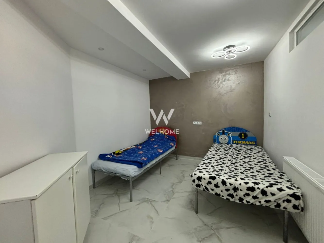 Apartament 3 camere PRETABIL pentru muncitori - Apartament 3 camere cu bucatarie separata - Str. Triajului, Selimbar - Suprafata utila: 75 mp - Apartamentul se afla la parter. - Locuinta este mobilata si utilata, fiind alcatuita din living, bucatarie separata, 2 dormitoare, baie. - Localizat intr-o zona buna cu acces la magazine, gradinite, shopping city etc. - Parcare in fata imobilului. - Se inchiriaza si pe perioade scurte, minim 1 luna. Disponibil IMEDIAT! Chirie lunara: 550 Euro + se percepe garantie Comision client: 50% din prima chirie Contact: 0747.639.802 }}