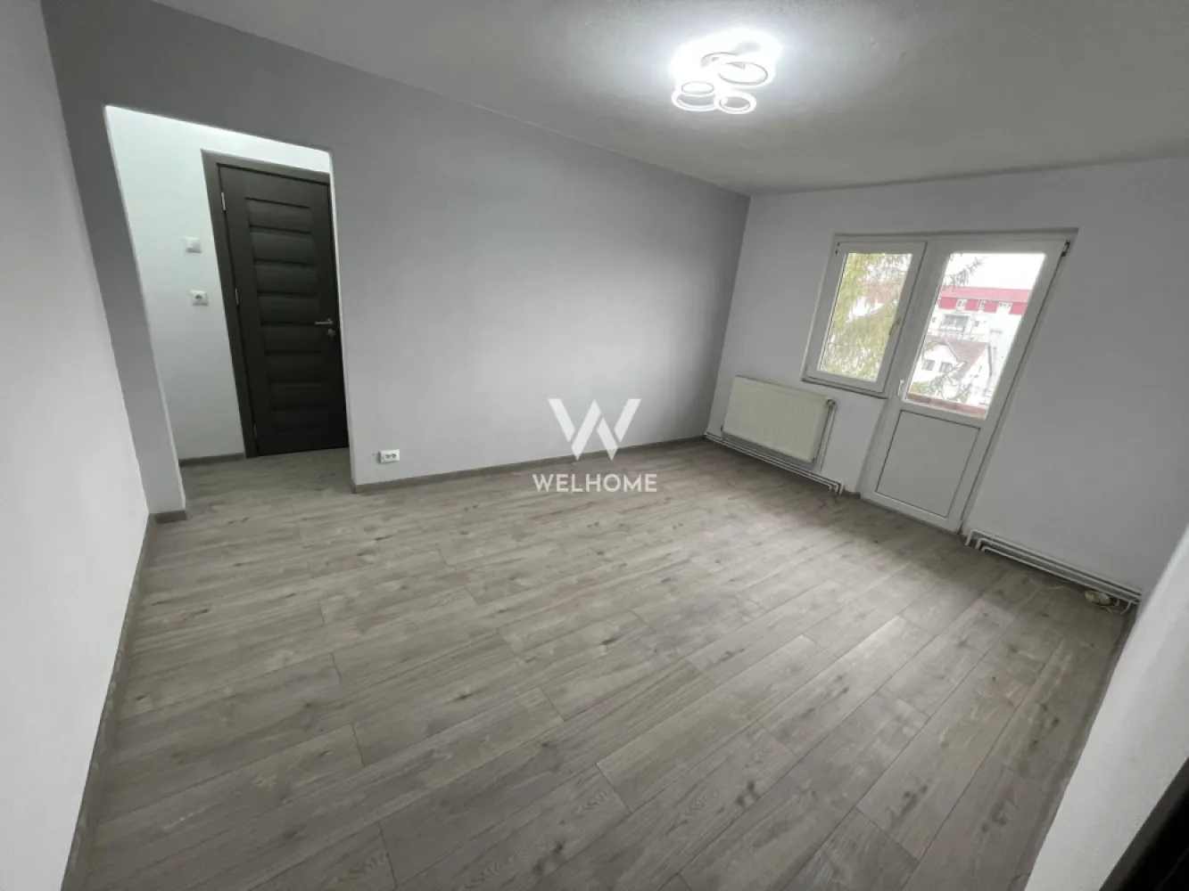 Apartament 2 camere, renovat + pivniță – Mihai Viteazul, - Vând apartament cu 2 camere semidecomandate, situat la etajul 4/4, cu o suprafață utilă de aproximativ 41 mp. Compartimentare: 2 camere, bucătărie, baie, 2 holuri, debara, balcon + pivniță. Apartamentul este renovat și dispune de centrală termică proprie, geamuri termopan PVC, izolație exterioară, ușă metalică, cablu TV și internet prin fibră optică. Zonă foarte bună, aproape de magazine, grădiniță și mijloace de transport. Se vinde liber de sarcini, disponibil imediat. Se acceptă credit. Preț: 75.500 € (ușor negociabil) Detalii: 0743030351 - Laura }}