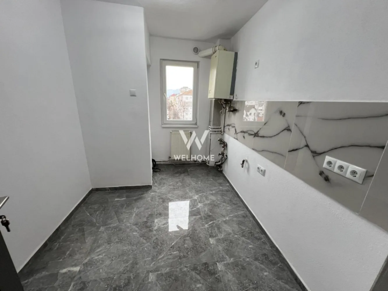 Apartament 2 camere, renovat + pivniță – Mihai Viteazul, - Vând apartament cu 2 camere semidecomandate, situat la etajul 4/4, cu o suprafață utilă de aproximativ 41 mp. Compartimentare: 2 camere, bucătărie, baie, 2 holuri, debara, balcon + pivniță. Apartamentul este renovat și dispune de centrală termică proprie, geamuri termopan PVC, izolație exterioară, ușă metalică, cablu TV și internet prin fibră optică. Zonă foarte bună, aproape de magazine, grădiniță și mijloace de transport. Se vinde liber de sarcini, disponibil imediat. Se acceptă credit. Preț: 75.500 € (ușor negociabil) Detalii: 0743030351 - Laura }}
