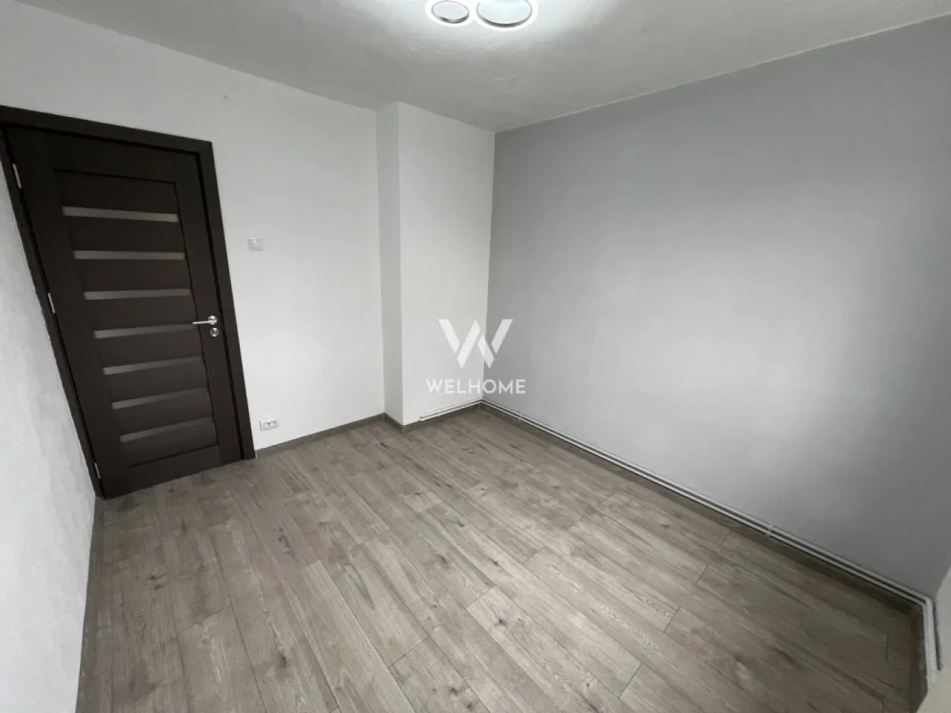 Apartament 2 camere, renovat + pivniță – Mihai Viteazul, - Vând apartament cu 2 camere semidecomandate, situat la etajul 4/4, cu o suprafață utilă de aproximativ 41 mp. Compartimentare: 2 camere, bucătărie, baie, 2 holuri, debara, balcon + pivniță. Apartamentul este renovat și dispune de centrală termică proprie, geamuri termopan PVC, izolație exterioară, ușă metalică, cablu TV și internet prin fibră optică. Zonă foarte bună, aproape de magazine, grădiniță și mijloace de transport. Se vinde liber de sarcini, disponibil imediat. Se acceptă credit. Preț: 75.500 € (ușor negociabil) Detalii: 0743030351 - Laura }}