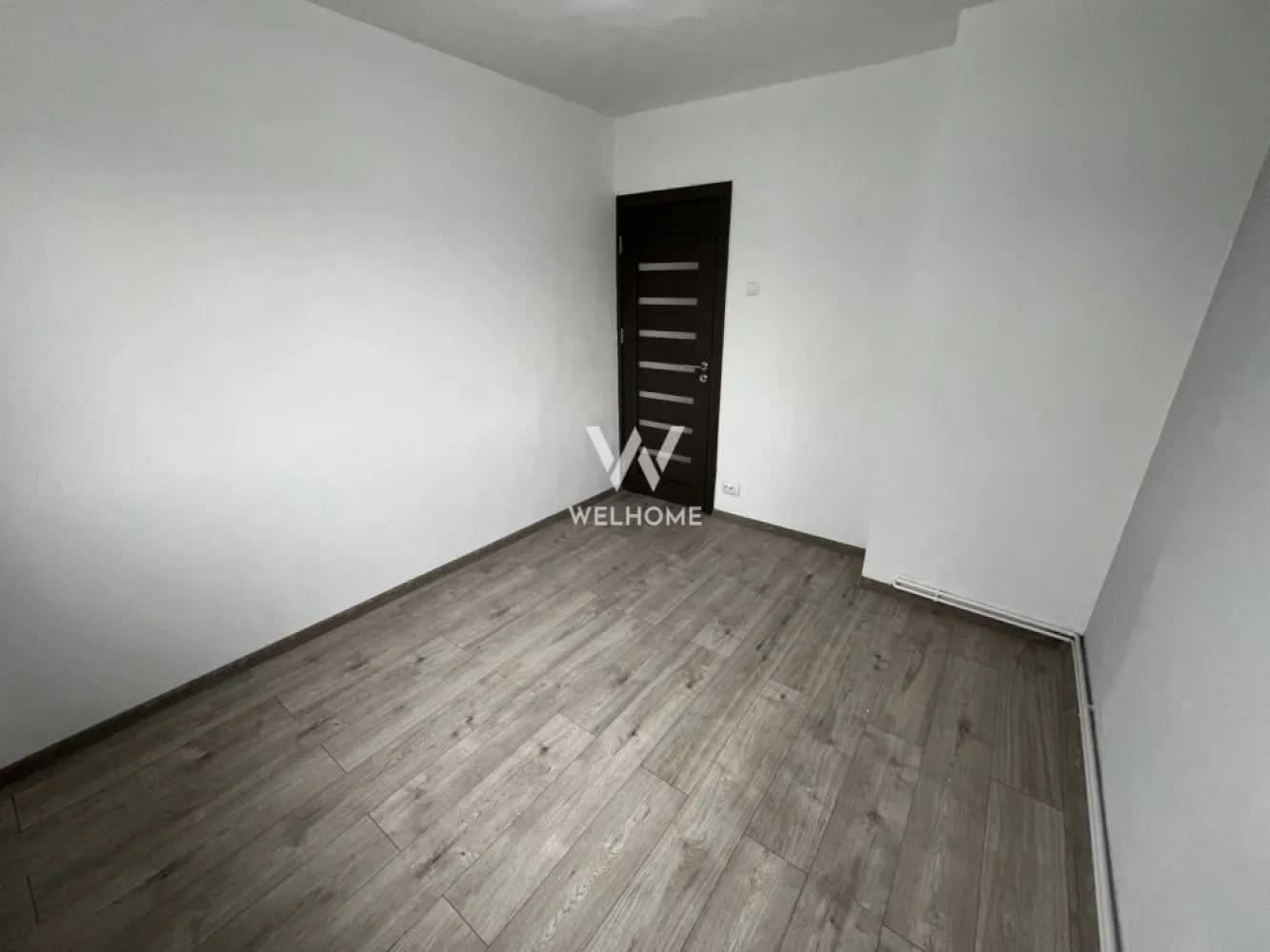 Apartament 2 camere, renovat + pivniță – Mihai Viteazul, - Vând apartament cu 2 camere semidecomandate, situat la etajul 4/4, cu o suprafață utilă de aproximativ 41 mp. Compartimentare: 2 camere, bucătărie, baie, 2 holuri, debara, balcon + pivniță. Apartamentul este renovat și dispune de centrală termică proprie, geamuri termopan PVC, izolație exterioară, ușă metalică, cablu TV și internet prin fibră optică. Zonă foarte bună, aproape de magazine, grădiniță și mijloace de transport. Se vinde liber de sarcini, disponibil imediat. Se acceptă credit. Preț: 75.500 € (ușor negociabil) Detalii: 0743030351 - Laura }}