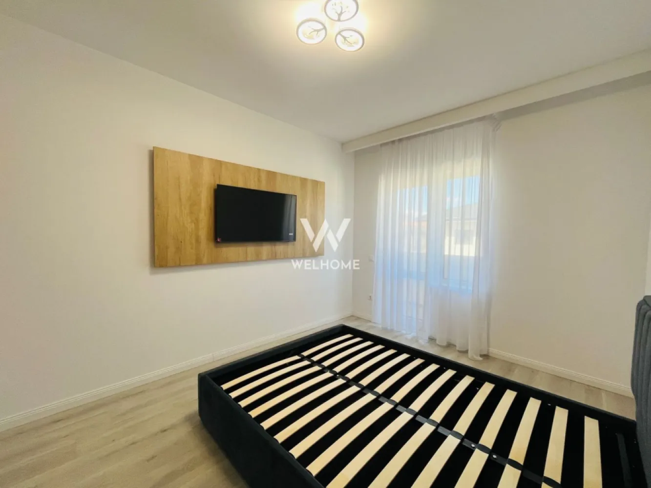 Apartament 3 camere gradina 47 mp Piata Rahovei, Dedeman - Apartament cu 3 camere de vanzare, Doamna Stanca, Sibiu - Locatie superba, langa Piata Rahovei, Dedeman, Lidl, Mega Image - Proiect nou format din 8 blocuri, cu 236 apartamente cu 2 si 3 camere, - Bloc modern cu un regim de inaltime P+3. - Suprafata utila: 61.2 mp + balcon de 7.8 mp - Gradina 46 mp - Compartimentare practica: 2 dormitoare, living cu bucatarie deschisa cu iesire in balcon, hol si o baie cu geam. - Apartamentele se vand la stadiul de alb. Optional se pot finisa la cererea clientului. - Predare la exterior LA CHEIE: scarile blocului la cheie, balcoanele placate cu gresie, izolatie exterioara, fatada blocului facuta, alei si spatii verzi, loc de joaca. - 1 loc de parcare inclus in pret - Contra cost apartamentele se pot preda la cheie. - Se accepta credit ipotecar - avans minim 15% PRET: 130.000 Euro - Tva inclus Cosmin-0743292794