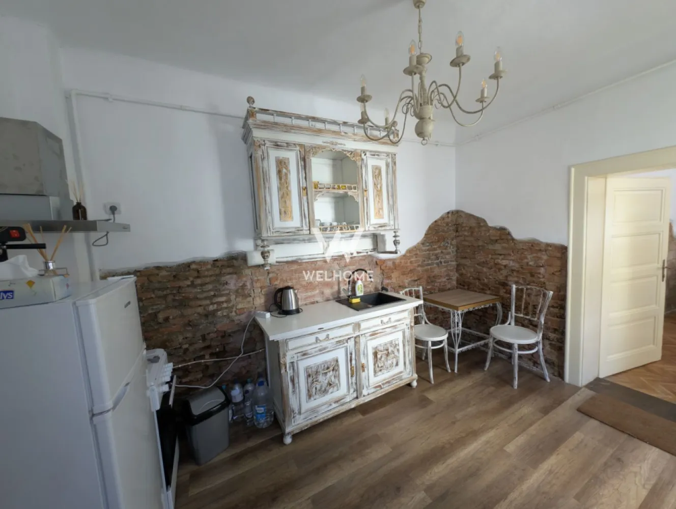 Apartament 2 camere central Sibiu - Agentia imobiliara Welhome propune spre vanzare o oportunitate rara pt investitie si anume un apartament cu 2 camere corect compartimentat si bine dotat cu totul necesar pt a genera profit din prima zi de achizitie ori ca locuinta proprie situata in imediata apropiere de centrul istoric mai exact pe str. Ocnei, situat la parterul unui bloc cu regim de inaltime mica si curte inchisa. Compartimentarea apartamentului este; - hol - living luminos - bucatarie mobilata/utilata - baie cu geam de aerisire - dormitor luminos Apartamentul dispune de un loc de parcare si un mic teren aferent. Pret: 110 000 euro. 0% comision! Eligibil pt a fi cumparat atat prin surse proprii cat si prin credit ipotecar. Pt mai multe detalii si vizionari 0740066818 Cristina. }}