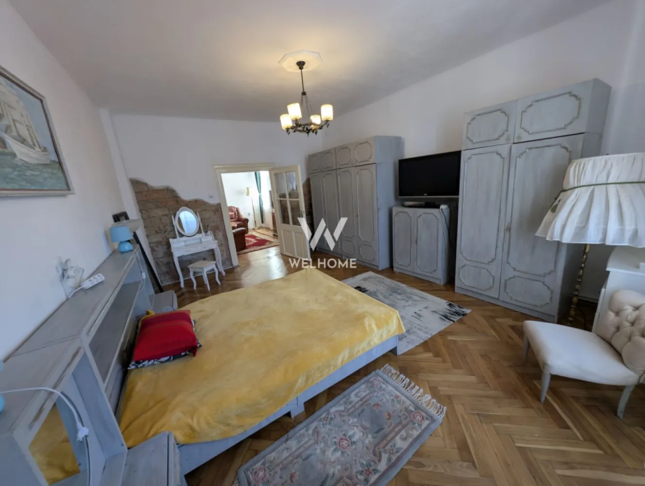 Apartament 2 camere central Sibiu - Agentia imobiliara Welhome propune spre vanzare o oportunitate rara pt investitie si anume un apartament cu 2 camere corect compartimentat si bine dotat cu totul necesar pt a genera profit din prima zi de achizitie ori ca locuinta proprie situata in imediata apropiere de centrul istoric mai exact pe str. Ocnei, situat la parterul unui bloc cu regim de inaltime mica si curte inchisa. Compartimentarea apartamentului este; - hol - living luminos - bucatarie mobilata/utilata - baie cu geam de aerisire - dormitor luminos Apartamentul dispune de un loc de parcare si un mic teren aferent. Pret: 110 000 euro. 0% comision! Eligibil pt a fi cumparat atat prin surse proprii cat si prin credit ipotecar. Pt mai multe detalii si vizionari 0740066818 Cristina. }}