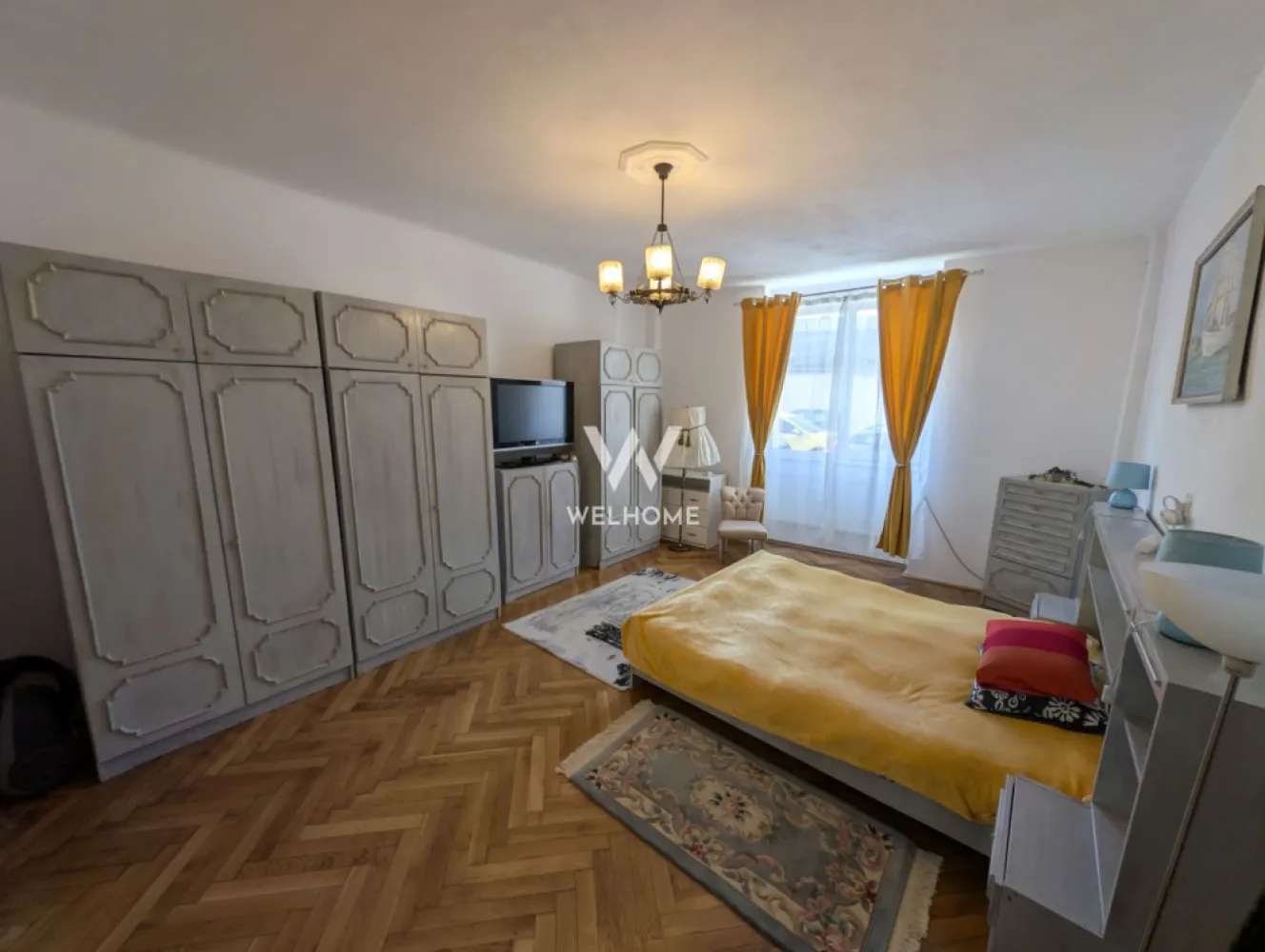 Apartament 2 camere central Sibiu - Agentia imobiliara Welhome propune spre vanzare o oportunitate rara pt investitie si anume un apartament cu 2 camere corect compartimentat si bine dotat cu totul necesar pt a genera profit din prima zi de achizitie ori ca locuinta proprie situata in imediata apropiere de centrul istoric mai exact pe str. Ocnei, situat la parterul unui bloc cu regim de inaltime mica si curte inchisa. Compartimentarea apartamentului este; - hol - living luminos - bucatarie mobilata/utilata - baie cu geam de aerisire - dormitor luminos Apartamentul dispune de un loc de parcare si un mic teren aferent. Pret: 110 000 euro. 0% comision! Eligibil pt a fi cumparat atat prin surse proprii cat si prin credit ipotecar. Pt mai multe detalii si vizionari 0740066818 Cristina. }}