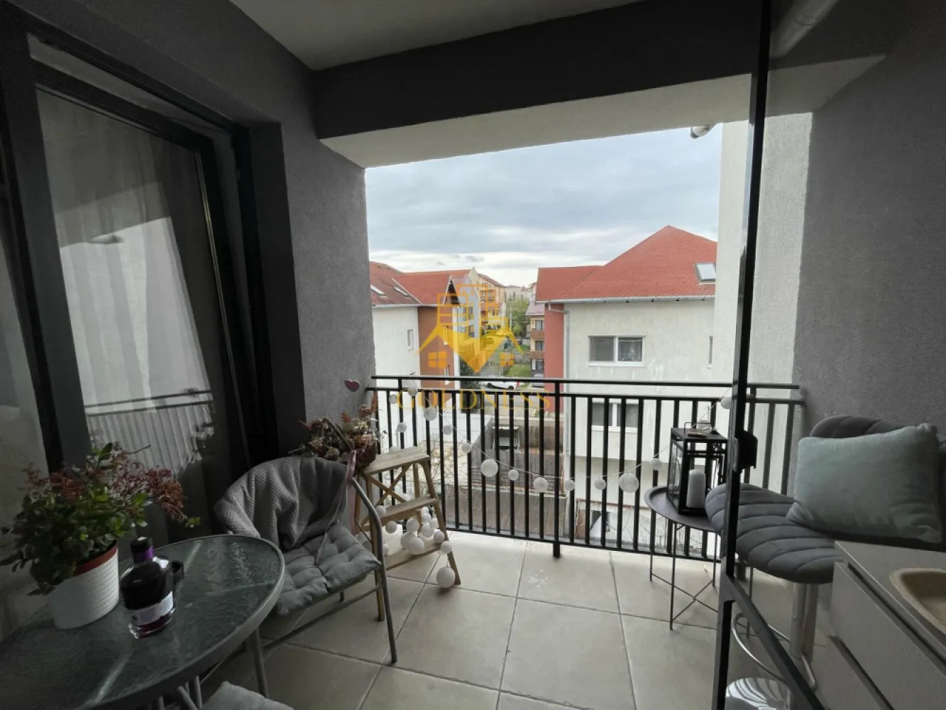 3 camere, premium, bloc nou, Buna Ziua, Zona Bonjour, ELF, Mega Image - GOLDNESS Imobiliare vă propune spre închiriere un apartament cu 3 camere complet mobilat și utilat, la etajul 3 într-un imobil de 6 etaje, în Cartierul Buna Ziua.
Dispune de loc de parcare subterana!
Se află în apropierea stațiilor de transport în comun, magazine, restaurante, spații verzi, farmacii, etc. 

Apartamentul este compartimentat astfel:
 - dormitor cu pat matrimonial, dressing, noptiere
 - dormitor cu pat matrimonial, dressing, noptiere
 - living cu bucatarie open space complet utilată și mobilată, canapea extensibilă, loc de servit masa 
 - baie cu cada. calorifer port prosop și dulap pentru depozitare.
 - terasa de 10 mp.
 - balcon de 3 mp

Imobilul este dotat cu toate cele necesare- centrală proprie, frigider, aragaz, hotă, mașină de spălat haine, etc. 

Dacă sunteți interesați de acest apartament și doriți să îl vizionați, dar și pentru alte oferte nu ezitați să ne contactați telefonic sau prin e-mail. Vă stăm la dispoziție!
Pentru intermediere se percepe un comision de 50% din prețul chiriei!
