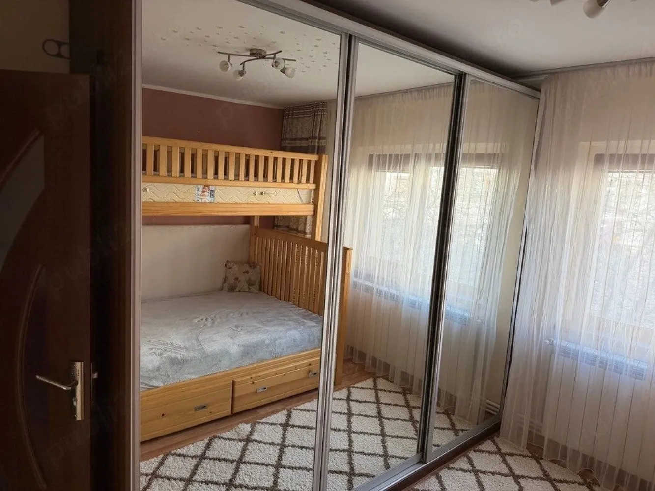De inchiriat apartament 2 camere I.C. Frimu, 400 euro - Se ofera spre închiriere apartament cu 2 camere, cu suprafața de 50 mp, situat la etajul 2 din 4, în cartierul I.C. Frimu, în spate la Două Babe.
Apartamentul este decomandat și compartimentat astfel:
- Dormitor
- Sufragerie
- Hol open space cu living
- Bucătărie amenajată în balcon
Locuința este complet mobilată și utilată:
- Centrală termică proprie
- Aer condiționat
- Geamuri termopan și ușă metalică
- Izolație exterioară
- Apă trasă separat
- Frigider, aragaz, cuptor cu microunde
- Mașină de spălat
- TV, cablu și internet
Apartamentul este spațios și potrivit pentru o familie cu 2–3 copii.
 Nu se acceptă animale de companie.
 Zonă cu multiple facilități.
Pretul chiriei este de 400 euro/luna.
La incheierea contractului de inchiriere chiriasul va achita o chirie, garantia egala cu o chirie si comisionul agentiei imobiliare.
Pentru detalii si programare vizionare apelati 0746.252.252 Liliana Ene.
