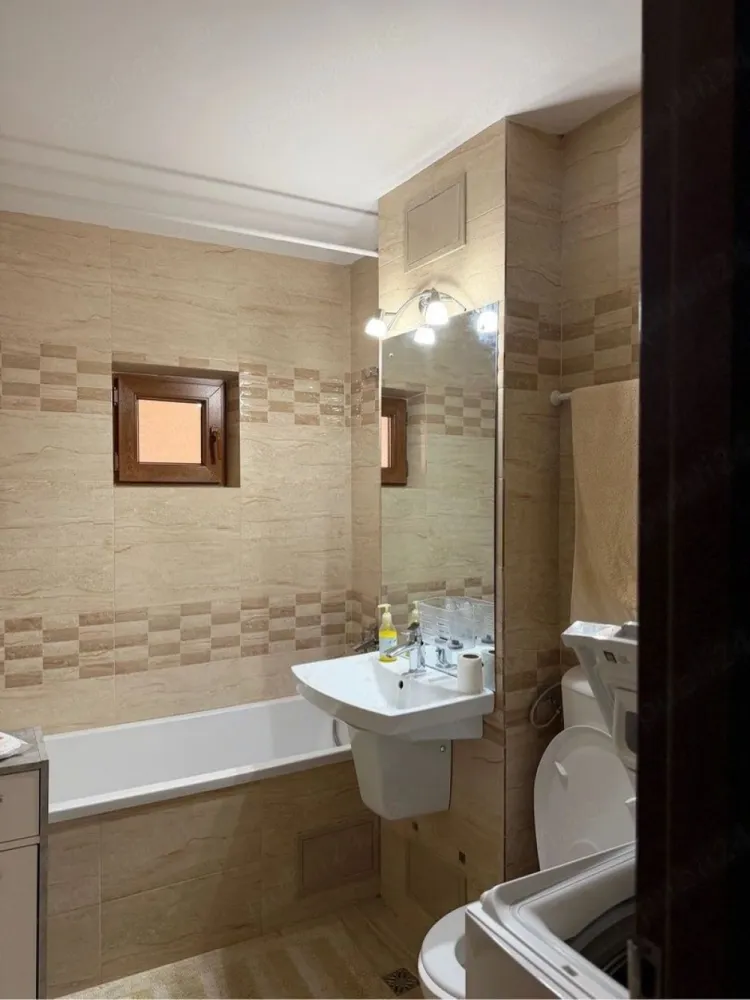 De inchiriat apartament 2 camere I.C. Frimu, 400 euro - Se ofera spre închiriere apartament cu 2 camere, cu suprafața de 50 mp, situat la etajul 2 din 4, în cartierul I.C. Frimu, în spate la Două Babe.
Apartamentul este decomandat și compartimentat astfel:
- Dormitor
- Sufragerie
- Hol open space cu living
- Bucătărie amenajată în balcon
Locuința este complet mobilată și utilată:
- Centrală termică proprie
- Aer condiționat
- Geamuri termopan și ușă metalică
- Izolație exterioară
- Apă trasă separat
- Frigider, aragaz, cuptor cu microunde
- Mașină de spălat
- TV, cablu și internet
Apartamentul este spațios și potrivit pentru o familie cu 2–3 copii.
 Nu se acceptă animale de companie.
 Zonă cu multiple facilități.
Pretul chiriei este de 400 euro/luna.
La incheierea contractului de inchiriere chiriasul va achita o chirie, garantia egala cu o chirie si comisionul agentiei imobiliare.
Pentru detalii si programare vizionare apelati 0746.252.252 Liliana Ene.