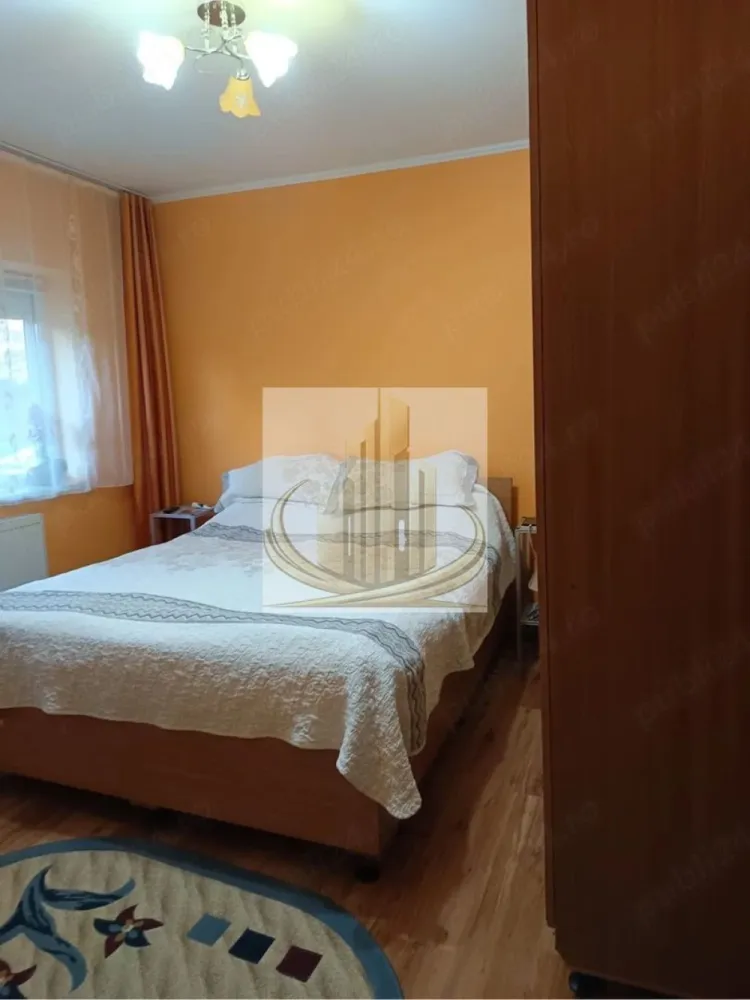 3 Camere Decomandat, 2 bai | Parter | Zona Soarelui – Parcul Pădurice - Grand Mobilis Imobiliare vă propune spre vânzare un apartament cu 3 camere, decomandat, situat la parter, în zona Soarelui – lângă Parcul Pădurice, una dintre cele mai apreciate zone din Timișoara. Proprietatea se remarcă prin poziția excelentă, compartimentarea practică și prețul atractiv, fiind o oportunitate reală atât pentru locuit, cât și pentru investiție. 📐 Detalii proprietate: Apartament 3 camere decomandat Poziționat la parter Compartimentare: Bucătărie separată Living cu balcon închis 2 dormitoare 2 băi Apartament cu vedere pe 3 părți, înconjurat de verdeață Locuri de parcare disponibile în zonă 🏢 Dotări & renovări: Apartament renovat în perioada 2017–2018 Centrală proprie pe gaz Instalație sanitară refăcută (țevi de cupru) Calorifere noi Spații bine întreținute și funcționale 📍 Locație – punctul forte: Situat în zona Soarelui, lângă Parcul Pădurice Zonă verde, liniștită și foarte căutată În apropiere: piață, magazine, restaurante, cafenele Acces rapid la mijloace de transport Aproape de școli și grădinițe 💼 Potrivit pentru: ✔️ Familii, datorită compartimentării și facilităților din zonă ✔️ Investiție excelentă, datorită potențialului ridicat de închiriere și poziției foarte bune 💰 Preț atractiv 📞 Pentru mai multe informații și programarea unei vizionări, echipa Grand Mobilis Imobiliare vă stă la dispoziție! ID Intern: CP3061845 }}