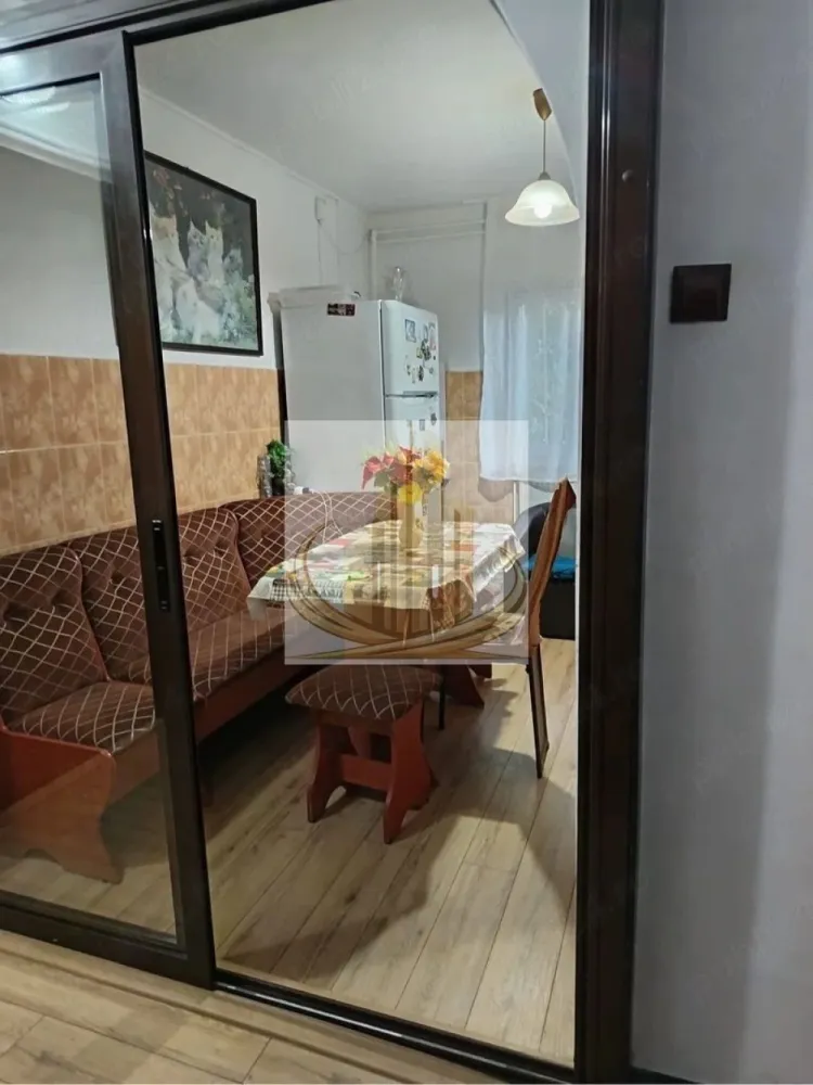 3 Camere Decomandat, 2 bai | Parter | Zona Soarelui – Parcul Pădurice - Grand Mobilis Imobiliare vă propune spre vânzare un apartament cu 3 camere, decomandat, situat la parter, în zona Soarelui – lângă Parcul Pădurice, una dintre cele mai apreciate zone din Timișoara. Proprietatea se remarcă prin poziția excelentă, compartimentarea practică și prețul atractiv, fiind o oportunitate reală atât pentru locuit, cât și pentru investiție. 📐 Detalii proprietate: Apartament 3 camere decomandat Poziționat la parter Compartimentare: Bucătărie separată Living cu balcon închis 2 dormitoare 2 băi Apartament cu vedere pe 3 părți, înconjurat de verdeață Locuri de parcare disponibile în zonă 🏢 Dotări & renovări: Apartament renovat în perioada 2017–2018 Centrală proprie pe gaz Instalație sanitară refăcută (țevi de cupru) Calorifere noi Spații bine întreținute și funcționale 📍 Locație – punctul forte: Situat în zona Soarelui, lângă Parcul Pădurice Zonă verde, liniștită și foarte căutată În apropiere: piață, magazine, restaurante, cafenele Acces rapid la mijloace de transport Aproape de școli și grădinițe 💼 Potrivit pentru: ✔️ Familii, datorită compartimentării și facilităților din zonă ✔️ Investiție excelentă, datorită potențialului ridicat de închiriere și poziției foarte bune 💰 Preț atractiv 📞 Pentru mai multe informații și programarea unei vizionări, echipa Grand Mobilis Imobiliare vă stă la dispoziție! ID Intern: CP3061845 }}