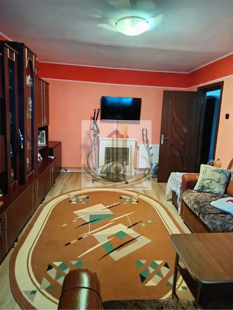 3 Camere Decomandat, 2 bai | Parter | Zona Soarelui – Parcul Pădurice - Grand Mobilis Imobiliare vă propune spre vânzare un apartament cu 3 camere, decomandat, situat la parter, în zona Soarelui – lângă Parcul Pădurice, una dintre cele mai apreciate zone din Timișoara. Proprietatea se remarcă prin poziția excelentă, compartimentarea practică și prețul atractiv, fiind o oportunitate reală atât pentru locuit, cât și pentru investiție. 📐 Detalii proprietate: Apartament 3 camere decomandat Poziționat la parter Compartimentare: Bucătărie separată Living cu balcon închis 2 dormitoare 2 băi Apartament cu vedere pe 3 părți, înconjurat de verdeață Locuri de parcare disponibile în zonă 🏢 Dotări & renovări: Apartament renovat în perioada 2017–2018 Centrală proprie pe gaz Instalație sanitară refăcută (țevi de cupru) Calorifere noi Spații bine întreținute și funcționale 📍 Locație – punctul forte: Situat în zona Soarelui, lângă Parcul Pădurice Zonă verde, liniștită și foarte căutată În apropiere: piață, magazine, restaurante, cafenele Acces rapid la mijloace de transport Aproape de școli și grădinițe 💼 Potrivit pentru: ✔️ Familii, datorită compartimentării și facilităților din zonă ✔️ Investiție excelentă, datorită potențialului ridicat de închiriere și poziției foarte bune 💰 Preț atractiv 📞 Pentru mai multe informații și programarea unei vizionări, echipa Grand Mobilis Imobiliare vă stă la dispoziție! ID Intern: CP3061845 }}