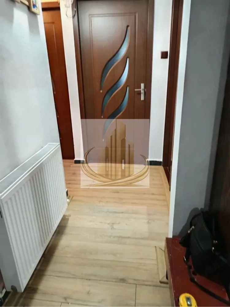 3 Camere Decomandat, 2 bai | Parter | Zona Soarelui – Parcul Pădurice - Grand Mobilis Imobiliare vă propune spre vânzare un apartament cu 3 camere, decomandat, situat la parter, în zona Soarelui – lângă Parcul Pădurice, una dintre cele mai apreciate zone din Timișoara. Proprietatea se remarcă prin poziția excelentă, compartimentarea practică și prețul atractiv, fiind o oportunitate reală atât pentru locuit, cât și pentru investiție. 📐 Detalii proprietate: Apartament 3 camere decomandat Poziționat la parter Compartimentare: Bucătărie separată Living cu balcon închis 2 dormitoare 2 băi Apartament cu vedere pe 3 părți, înconjurat de verdeață Locuri de parcare disponibile în zonă 🏢 Dotări & renovări: Apartament renovat în perioada 2017–2018 Centrală proprie pe gaz Instalație sanitară refăcută (țevi de cupru) Calorifere noi Spații bine întreținute și funcționale 📍 Locație – punctul forte: Situat în zona Soarelui, lângă Parcul Pădurice Zonă verde, liniștită și foarte căutată În apropiere: piață, magazine, restaurante, cafenele Acces rapid la mijloace de transport Aproape de școli și grădinițe 💼 Potrivit pentru: ✔️ Familii, datorită compartimentării și facilităților din zonă ✔️ Investiție excelentă, datorită potențialului ridicat de închiriere și poziției foarte bune 💰 Preț atractiv 📞 Pentru mai multe informații și programarea unei vizionări, echipa Grand Mobilis Imobiliare vă stă la dispoziție! ID Intern: CP3061845 }}