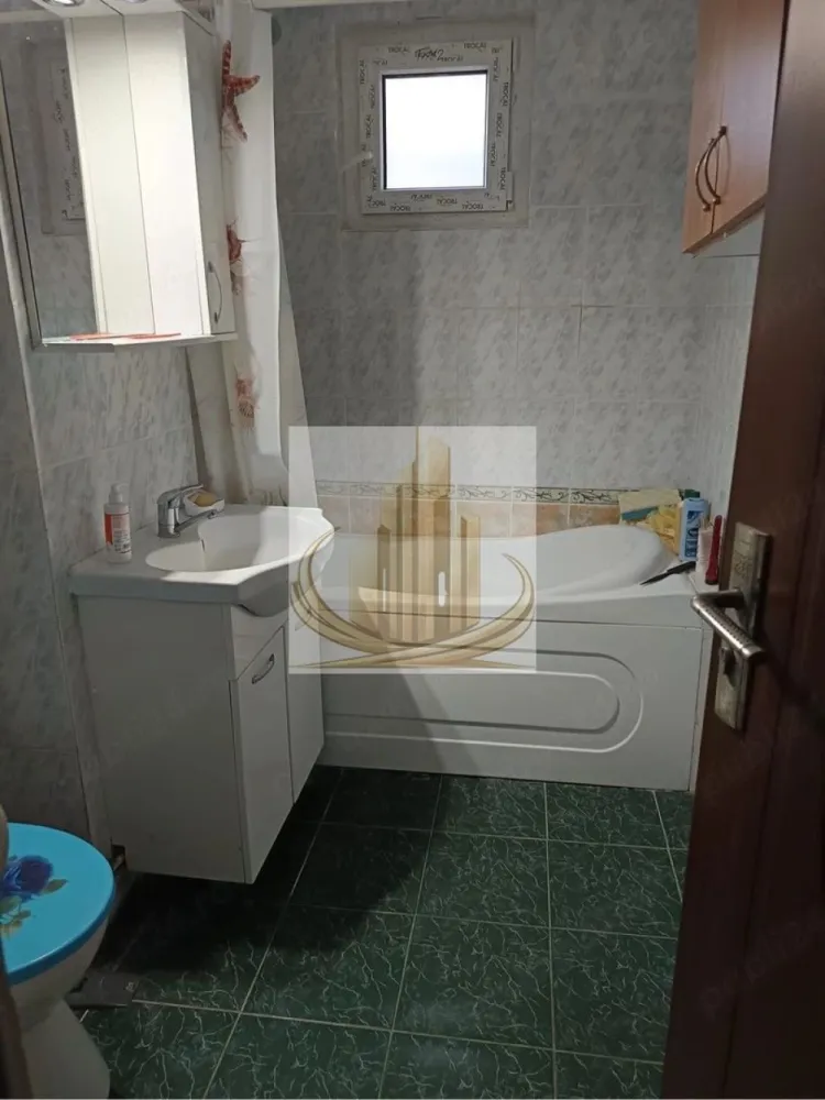 3 Camere Decomandat, 2 bai | Parter | Zona Soarelui – Parcul Pădurice - Grand Mobilis Imobiliare vă propune spre vânzare un apartament cu 3 camere, decomandat, situat la parter, în zona Soarelui – lângă Parcul Pădurice, una dintre cele mai apreciate zone din Timișoara. Proprietatea se remarcă prin poziția excelentă, compartimentarea practică și prețul atractiv, fiind o oportunitate reală atât pentru locuit, cât și pentru investiție. 📐 Detalii proprietate: Apartament 3 camere decomandat Poziționat la parter Compartimentare: Bucătărie separată Living cu balcon închis 2 dormitoare 2 băi Apartament cu vedere pe 3 părți, înconjurat de verdeață Locuri de parcare disponibile în zonă 🏢 Dotări & renovări: Apartament renovat în perioada 2017–2018 Centrală proprie pe gaz Instalație sanitară refăcută (țevi de cupru) Calorifere noi Spații bine întreținute și funcționale 📍 Locație – punctul forte: Situat în zona Soarelui, lângă Parcul Pădurice Zonă verde, liniștită și foarte căutată În apropiere: piață, magazine, restaurante, cafenele Acces rapid la mijloace de transport Aproape de școli și grădinițe 💼 Potrivit pentru: ✔️ Familii, datorită compartimentării și facilităților din zonă ✔️ Investiție excelentă, datorită potențialului ridicat de închiriere și poziției foarte bune 💰 Preț atractiv 📞 Pentru mai multe informații și programarea unei vizionări, echipa Grand Mobilis Imobiliare vă stă la dispoziție! ID Intern: CP3061845 }}