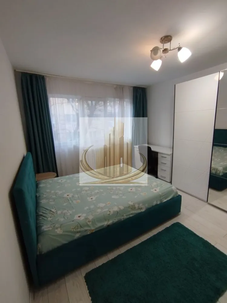 1 Cameră Decomandat, Etaj 2 | Zona AEM – Calea Buziașului | Investitie - Grand Mobilis Imobiliare vă propune spre vânzare un apartament decomandat cu 1 cameră, situat în Calea Buziașului, în proximitatea sensului giratoriu AEM – o zonă foarte bine conectată și apreciată. Proprietatea se remarcă prin poziția excelentă, accesibilitatea ridicată și potențialul investițional, fiind ideală atât pentru locuit, cât și pentru închiriere. 📐 Detalii proprietate: Suprafață utilă: 31,42 mp Etaj: 2 Compartimentare: Hol Baie Bucătărie Cameră 🏢 Dotări & beneficii: Se vinde mobilat și utilat Disponibil imediat Încălzire prin termoficare (Colterm) – costuri eficiente datorită proximității față de punctul termic Există discuții în asociație privind introducerea gazului în scară, pentru posibilitatea montării unei centrale proprii în viitor 📍 Locație – marele avantaj: În apropiere de zona AEM / Continental Acces rapid la mijloace de transport în comun către întreg orașul În imediata apropiere: supermarketuri, magazine non-stop, sală de fitness, farmacii Aproape de grădinițe, școli și universități Acces facil către principalele artere ale orașului și către centura ocolitoare (~4 km) 💼 Potrivit pentru: ✔️ Studenți sau persoane singure, datorită poziției și compartimentării ✔️ Cupluri, pentru un start confortabil ✔️ Investiție excelentă, având în vedere prețul atractiv și cererea ridicată de închiriere din zonă 📞 Pentru mai multe informații și programarea unei vizionări, echipa Grand Mobilis Imobiliare vă stă la dispoziție! ID Intern: CP3061918 }}