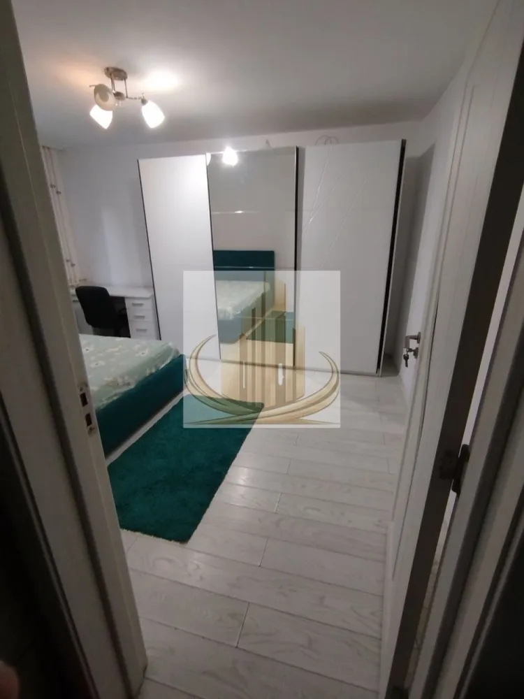 1 Cameră Decomandat, Etaj 2 | Zona AEM – Calea Buziașului | Investitie - Grand Mobilis Imobiliare vă propune spre vânzare un apartament decomandat cu 1 cameră, situat în Calea Buziașului, în proximitatea sensului giratoriu AEM – o zonă foarte bine conectată și apreciată. Proprietatea se remarcă prin poziția excelentă, accesibilitatea ridicată și potențialul investițional, fiind ideală atât pentru locuit, cât și pentru închiriere. 📐 Detalii proprietate: Suprafață utilă: 31,42 mp Etaj: 2 Compartimentare: Hol Baie Bucătărie Cameră 🏢 Dotări & beneficii: Se vinde mobilat și utilat Disponibil imediat Încălzire prin termoficare (Colterm) – costuri eficiente datorită proximității față de punctul termic Există discuții în asociație privind introducerea gazului în scară, pentru posibilitatea montării unei centrale proprii în viitor 📍 Locație – marele avantaj: În apropiere de zona AEM / Continental Acces rapid la mijloace de transport în comun către întreg orașul În imediata apropiere: supermarketuri, magazine non-stop, sală de fitness, farmacii Aproape de grădinițe, școli și universități Acces facil către principalele artere ale orașului și către centura ocolitoare (~4 km) 💼 Potrivit pentru: ✔️ Studenți sau persoane singure, datorită poziției și compartimentării ✔️ Cupluri, pentru un start confortabil ✔️ Investiție excelentă, având în vedere prețul atractiv și cererea ridicată de închiriere din zonă 📞 Pentru mai multe informații și programarea unei vizionări, echipa Grand Mobilis Imobiliare vă stă la dispoziție! ID Intern: CP3061918 }}