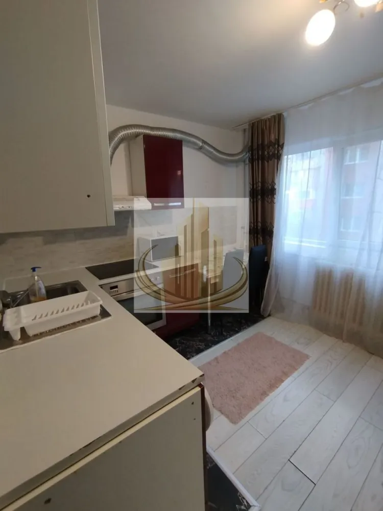 1 Cameră Decomandat, Etaj 2 | Zona AEM – Calea Buziașului | Investitie - Grand Mobilis Imobiliare vă propune spre vânzare un apartament decomandat cu 1 cameră, situat în Calea Buziașului, în proximitatea sensului giratoriu AEM – o zonă foarte bine conectată și apreciată. Proprietatea se remarcă prin poziția excelentă, accesibilitatea ridicată și potențialul investițional, fiind ideală atât pentru locuit, cât și pentru închiriere. 📐 Detalii proprietate: Suprafață utilă: 31,42 mp Etaj: 2 Compartimentare: Hol Baie Bucătărie Cameră 🏢 Dotări & beneficii: Se vinde mobilat și utilat Disponibil imediat Încălzire prin termoficare (Colterm) – costuri eficiente datorită proximității față de punctul termic Există discuții în asociație privind introducerea gazului în scară, pentru posibilitatea montării unei centrale proprii în viitor 📍 Locație – marele avantaj: În apropiere de zona AEM / Continental Acces rapid la mijloace de transport în comun către întreg orașul În imediata apropiere: supermarketuri, magazine non-stop, sală de fitness, farmacii Aproape de grădinițe, școli și universități Acces facil către principalele artere ale orașului și către centura ocolitoare (~4 km) 💼 Potrivit pentru: ✔️ Studenți sau persoane singure, datorită poziției și compartimentării ✔️ Cupluri, pentru un start confortabil ✔️ Investiție excelentă, având în vedere prețul atractiv și cererea ridicată de închiriere din zonă 📞 Pentru mai multe informații și programarea unei vizionări, echipa Grand Mobilis Imobiliare vă stă la dispoziție! ID Intern: CP3061918 }}