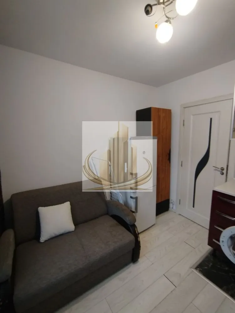 1 Cameră Decomandat, Etaj 2 | Zona AEM – Calea Buziașului | Investitie - Grand Mobilis Imobiliare vă propune spre vânzare un apartament decomandat cu 1 cameră, situat în Calea Buziașului, în proximitatea sensului giratoriu AEM – o zonă foarte bine conectată și apreciată. Proprietatea se remarcă prin poziția excelentă, accesibilitatea ridicată și potențialul investițional, fiind ideală atât pentru locuit, cât și pentru închiriere. 📐 Detalii proprietate: Suprafață utilă: 31,42 mp Etaj: 2 Compartimentare: Hol Baie Bucătărie Cameră 🏢 Dotări & beneficii: Se vinde mobilat și utilat Disponibil imediat Încălzire prin termoficare (Colterm) – costuri eficiente datorită proximității față de punctul termic Există discuții în asociație privind introducerea gazului în scară, pentru posibilitatea montării unei centrale proprii în viitor 📍 Locație – marele avantaj: În apropiere de zona AEM / Continental Acces rapid la mijloace de transport în comun către întreg orașul În imediata apropiere: supermarketuri, magazine non-stop, sală de fitness, farmacii Aproape de grădinițe, școli și universități Acces facil către principalele artere ale orașului și către centura ocolitoare (~4 km) 💼 Potrivit pentru: ✔️ Studenți sau persoane singure, datorită poziției și compartimentării ✔️ Cupluri, pentru un start confortabil ✔️ Investiție excelentă, având în vedere prețul atractiv și cererea ridicată de închiriere din zonă 📞 Pentru mai multe informații și programarea unei vizionări, echipa Grand Mobilis Imobiliare vă stă la dispoziție! ID Intern: CP3061918 }}