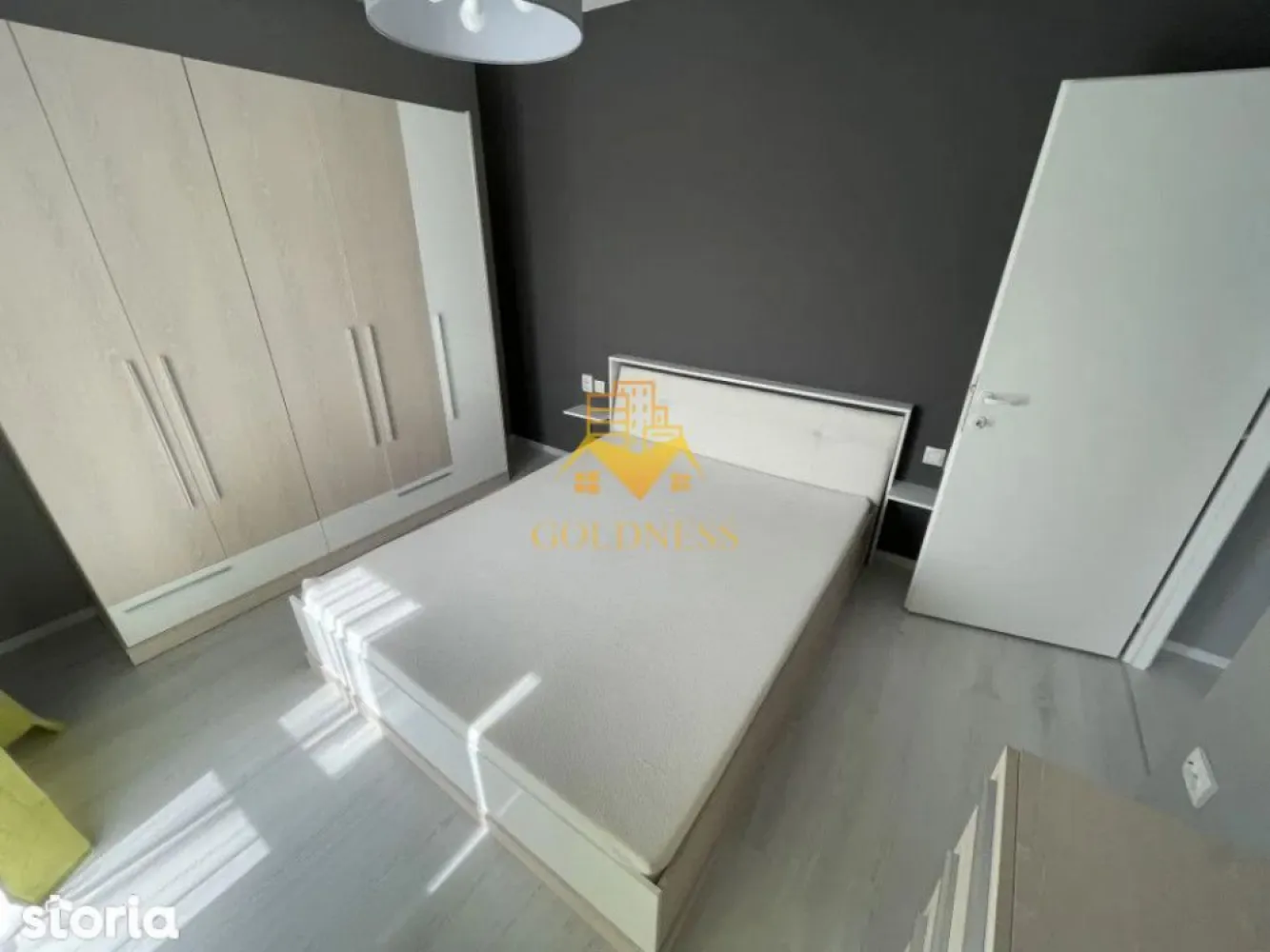 3 camere, 2 bai,AC, garaj, bloc nou,Marasti,zona Fabricii,Pet Friendly - GOLDNESS Imobiliare vă propune spre închiriere un apartament cu 3 camere complet mobilat și utilat, la etajul 4 într-un imobil de 7 etaje, în cartierul Marasti. Apartamentul este compartimentat astfel:
 - dormitor cu pat matrimonial, dressing, noptiere
 - dormitor cu pat matrimonial, dressing, noptiere
 - living cu bucatarie open-space complet utilată, canapea extensibla, loc de servit masa 
 - baie cu cabina de dus, calorifer port prosop inox și dulap pentru depozitare.
 - baie cu vana, calorifer port prosop inox si dulap pentru depozitare
 - 2 terase de 10 mp.

Imobilul este dotat cu toate cele necesare- centrală proprie, mașină de spălat haine, frigider, plită electrică, hotă, etc. 
Se află în apropierea stațiilor de transport în comun, magazine, restaurante, spații verzi, farmacii, etc. 
Dispune de loc de parcare subteran!

Dacă sunteți interesați de acest apartament și doriți să îl vizionați, dar și pentru alte oferte sau detalii nu ezitați să ne contactați telefonic sau prin e-mail - goldnessimobiliare@gmail.com. Vă stăm la dispoziție!