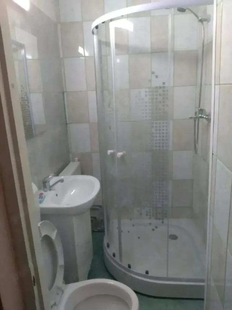 Vand Garsoniera - Garsoniera de vanzare compusa din hol,baie,camera si bucatarie cu suprafata de 21mp,situata la etajul 4 4 Garsoniera de vanzare str.Ostrovului bl 17 ,etaj 4 4 ,compus din hol,camera,baie,bucatarie,balcon.Geamuri termopan,centrala termica,gresie,faianta,parchet laminat.Are 24mp.Tel. Pentru a programa o vizionare nu ezitati sa ma contactati ! }}