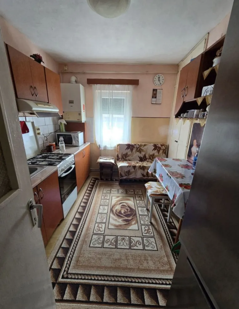 Apartament 2 camere Micro 16 etaj 1 ! - Se oferă spre vânzare un apartament cu 2 camere, situat în cartierul Micro 16, într-o zonă liniștită, ideală pentru locuit. Imobilul este amplasat la etajul 1 și are o suprafață totală generoasă de 77 mp. Apartamentul este bine compartimentat și cuprinde: 2 camere bucătărie spațioasă cu debara hol de intrare cu spațiu de depozitare hol secundar cu vestibul baie cu cadă și geam (ventilație naturală) balcon închis Dotări și beneficii: centrală termică proprie funcțională geamuri termopan cu tâmplărie PVC balcon închis cu termopan izolație termică exterioară ușă metalică de siguranță interfon Apartamentul se vinde complet mobilat, exact ca în poze. În preț sunt incluse mobilierul, canapelele și o mașină de spălat funcțională. În imediata apropiere există magazine , parcuri , farmacii , statie de bus , Se poate rezerva loc de parcare în fața blocului ! Este o alegere potrivită atât pentru locuit, cât și pentru investiție. Prețul este ușor negociabil ! }}