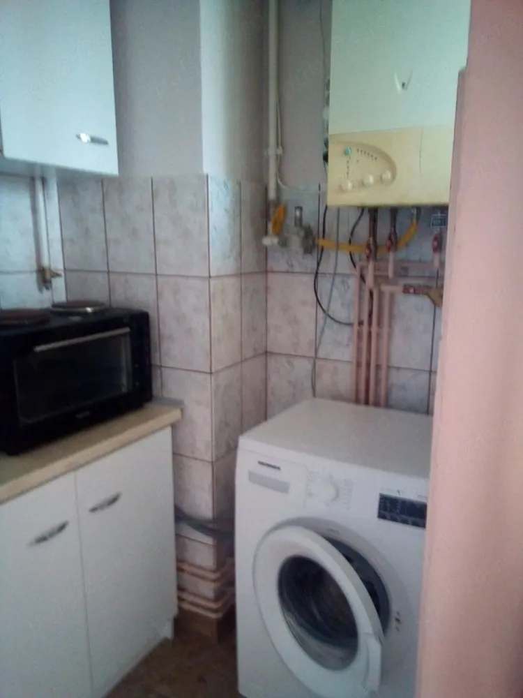 Vand Garsoniera - Garsoniera de vanzare compusa din hol,baie,camera si bucatarie cu suprafata de 21mp,situata la etajul 4 4 Garsoniera de vanzare str.Ostrovului bl 17 ,etaj 4 4 ,compus din hol,camera,baie,bucatarie,balcon.Geamuri termopan,centrala termica,gresie,faianta,parchet laminat.Are 24mp.Tel. Pentru a programa o vizionare nu ezitati sa ma contactati ! }}