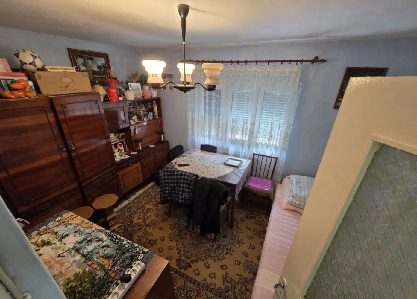 Apartament 2 camere Micro 16 etaj 1 ! - Se oferă spre vânzare un apartament cu 2 camere, situat în cartierul Micro 16, într-o zonă liniștită, ideală pentru locuit. Imobilul este amplasat la etajul 1 și are o suprafață totală generoasă de 77 mp. Apartamentul este bine compartimentat și cuprinde: 2 camere bucătărie spațioasă cu debara hol de intrare cu spațiu de depozitare hol secundar cu vestibul baie cu cadă și geam (ventilație naturală) balcon închis Dotări și beneficii: centrală termică proprie funcțională geamuri termopan cu tâmplărie PVC balcon închis cu termopan izolație termică exterioară ușă metalică de siguranță interfon Apartamentul se vinde complet mobilat, exact ca în poze. În preț sunt incluse mobilierul, canapelele și o mașină de spălat funcțională. În imediata apropiere există magazine , parcuri , farmacii , statie de bus , Se poate rezerva loc de parcare în fața blocului ! Este o alegere potrivită atât pentru locuit, cât și pentru investiție. Prețul este ușor negociabil ! }}