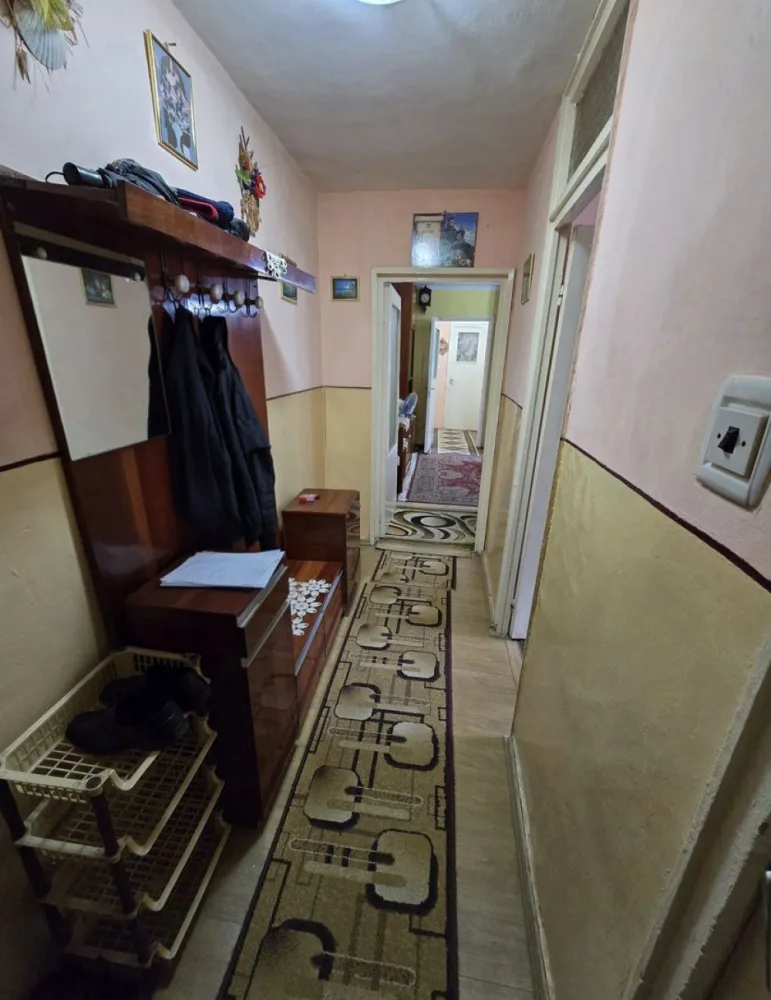Apartament 2 camere Micro 16 etaj 1 ! - Se oferă spre vânzare un apartament cu 2 camere, situat în cartierul Micro 16, într-o zonă liniștită, ideală pentru locuit. Imobilul este amplasat la etajul 1 și are o suprafață totală generoasă de 77 mp. Apartamentul este bine compartimentat și cuprinde: 2 camere bucătărie spațioasă cu debara hol de intrare cu spațiu de depozitare hol secundar cu vestibul baie cu cadă și geam (ventilație naturală) balcon închis Dotări și beneficii: centrală termică proprie funcțională geamuri termopan cu tâmplărie PVC balcon închis cu termopan izolație termică exterioară ușă metalică de siguranță interfon Apartamentul se vinde complet mobilat, exact ca în poze. În preț sunt incluse mobilierul, canapelele și o mașină de spălat funcțională. În imediata apropiere există magazine , parcuri , farmacii , statie de bus , Se poate rezerva loc de parcare în fața blocului ! Este o alegere potrivită atât pentru locuit, cât și pentru investiție. Prețul este ușor negociabil ! }}