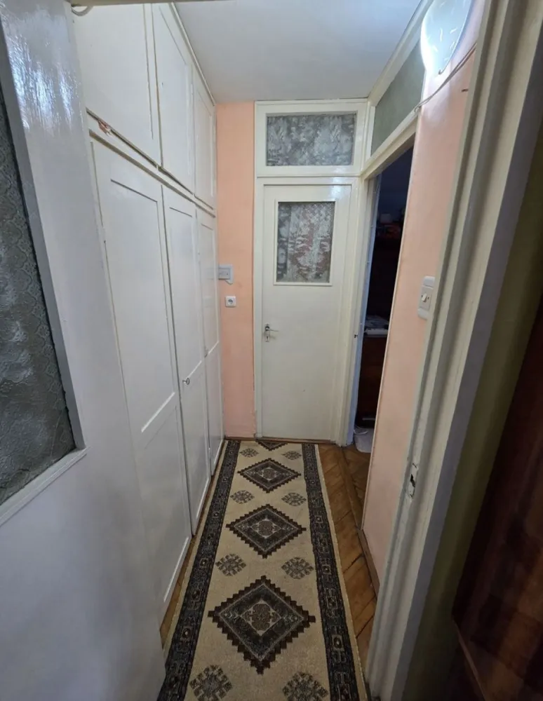 Apartament 2 camere Micro 16 etaj 1 ! - Se oferă spre vânzare un apartament cu 2 camere, situat în cartierul Micro 16, într-o zonă liniștită, ideală pentru locuit. Imobilul este amplasat la etajul 1 și are o suprafață totală generoasă de 77 mp. Apartamentul este bine compartimentat și cuprinde: 2 camere bucătărie spațioasă cu debara hol de intrare cu spațiu de depozitare hol secundar cu vestibul baie cu cadă și geam (ventilație naturală) balcon închis Dotări și beneficii: centrală termică proprie funcțională geamuri termopan cu tâmplărie PVC balcon închis cu termopan izolație termică exterioară ușă metalică de siguranță interfon Apartamentul se vinde complet mobilat, exact ca în poze. În preț sunt incluse mobilierul, canapelele și o mașină de spălat funcțională. În imediata apropiere există magazine , parcuri , farmacii , statie de bus , Se poate rezerva loc de parcare în fața blocului ! Este o alegere potrivită atât pentru locuit, cât și pentru investiție. Prețul este ușor negociabil ! }}