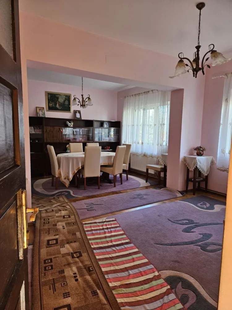 Casă 2 familii / firmă + livadă Satu Mare - Cionchești - Casă 2 familii / firmă + livadă in Cionchești – la doar 2 minute de Satu Mare, zonă liniștită, acces rapid. Ideală pentru familie mare sau sediu firmă – investiție excelentă! Teren: 1700 mp Suprafață construită: 380 mp Proprietate formată din 2 locuințe separate Casa principală: 3 dormitoare, 2 băi mari, living spațios și luminos, 2 holuri mari, balcon, terasă mare A doua locuință (perfectă pentru familie separată sau firmă): 2 camere, bucătărie, terasa inchisa In spate - cămară alimente, cameră tehnică, garaj, terasă, atelier / cameră scule, spații depozitare Dotări moderne: pompă de căldură (achiziționată), panouri fotovoltaice + prosumator (costuri reduse la energie), panou solar pentru apă caldă, izolație exterioară cu polistiren, ferestre termopan, parchet masiv Exterior: livadă cu pomi fructiferi, vie întreținută, curte mare - ideală pentru relaxare, cuptor + barbeque din cărămidă Se vinde complet mobilată și utilată – gata de mutat imediat. Potrivit pentru: familie mare, sediu firmă / birouri, investiție, activitate comercială }}