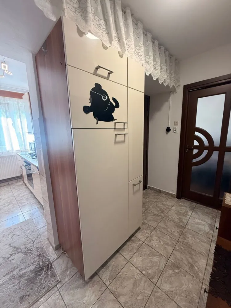 BRASADAS vinde ap 2 cam etaj 4/4 in Micro 15. - Agentia imobiliara BRASADAS vinde apartament in Micro 15 la etaj 4/4. In apropierea spitalului, scolii, creșei si pieței. *geamuri termopan *acoperiș *microcentrala •mobilat •utilități (cuptor electric,frigider incorporat,aragaz) •izolat exterior Www.brasadas.com. }}