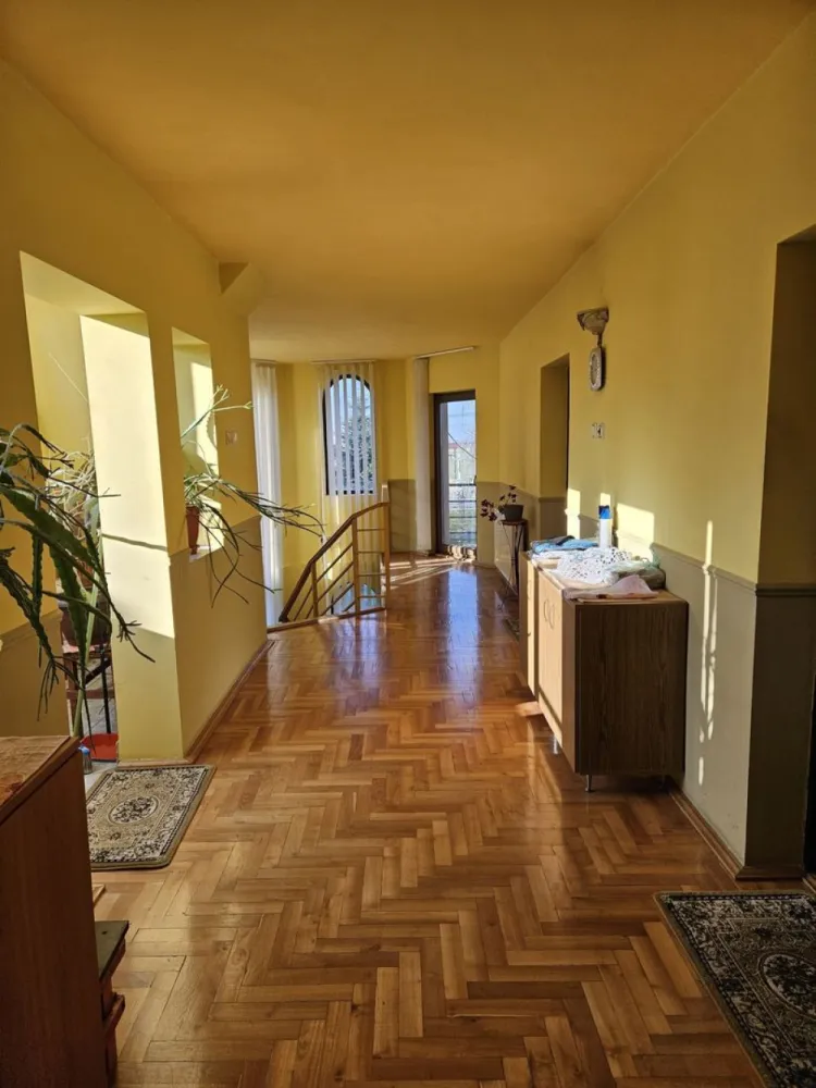 Casă 2 familii / firmă + livadă Satu Mare - Cionchești - Casă 2 familii / firmă + livadă in Cionchești – la doar 2 minute de Satu Mare, zonă liniștită, acces rapid. Ideală pentru familie mare sau sediu firmă – investiție excelentă! Teren: 1700 mp Suprafață construită: 380 mp Proprietate formată din 2 locuințe separate Casa principală: 3 dormitoare, 2 băi mari, living spațios și luminos, 2 holuri mari, balcon, terasă mare A doua locuință (perfectă pentru familie separată sau firmă): 2 camere, bucătărie, terasa inchisa In spate - cămară alimente, cameră tehnică, garaj, terasă, atelier / cameră scule, spații depozitare Dotări moderne: pompă de căldură (achiziționată), panouri fotovoltaice + prosumator (costuri reduse la energie), panou solar pentru apă caldă, izolație exterioară cu polistiren, ferestre termopan, parchet masiv Exterior: livadă cu pomi fructiferi, vie întreținută, curte mare - ideală pentru relaxare, cuptor + barbeque din cărămidă Se vinde complet mobilată și utilată – gata de mutat imediat. Potrivit pentru: familie mare, sediu firmă / birouri, investiție, activitate comercială }}