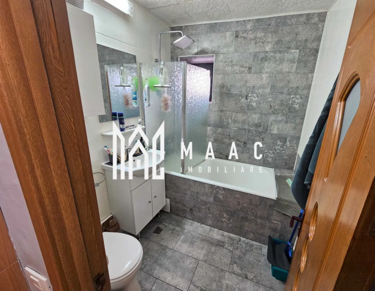 Apartament 2 camere Ostroveni | Centrala Proprie | AC | Renovat | - Apartament 2 camere – Zona Ostroveni | Vedere panoramică | MAAC Imobiliare MAAC Imobiliare vă propune spre vânzare un apartament cu 2 camere situat în zona Ostroveni, într-un imobil curat și bine întreținut. Locuința este amplasată la etajul 10 din 10, beneficiind de o priveliște panoramică deosebită, iar deasupra se află etajul tehnic, oferind un plus de confort termic și fonic. Apartamentul are o suprafață construită de 55 mp și este renovat partial recent, lucrările realizate în anul 2024 incluzând: * montarea unei tamplării PVC tripan de înaltă calitate; * înlocuirea instalației sanitare și electrice** în totalitate; * instalarea a două aparate de aer condiționat**, pentru confort optim pe tot parcursul anului. De asemenea, apartamentul dispune de centrală termică proprie, asigurând eficiență energetică și costuri reduse de întreținere. Avantaje: * Vedere panoramică asupra zonei Ostroveni; * Etaj superior cu etaj tehnic deasupra (fără probleme de izolație); * Apartament modernizat parțial în 2024; * Centrală termică proprie și 2 aparate de aer condiționat; * Zonă liniștită, cu acces facil către transport, magazine și școli. Ideal atât pentru locuință personală, cât și pentru investiție! Pentru mai multe detalii și programarea unei vizionări, contactați MAAC Imobiliare. id: CP2786756 - SP }}