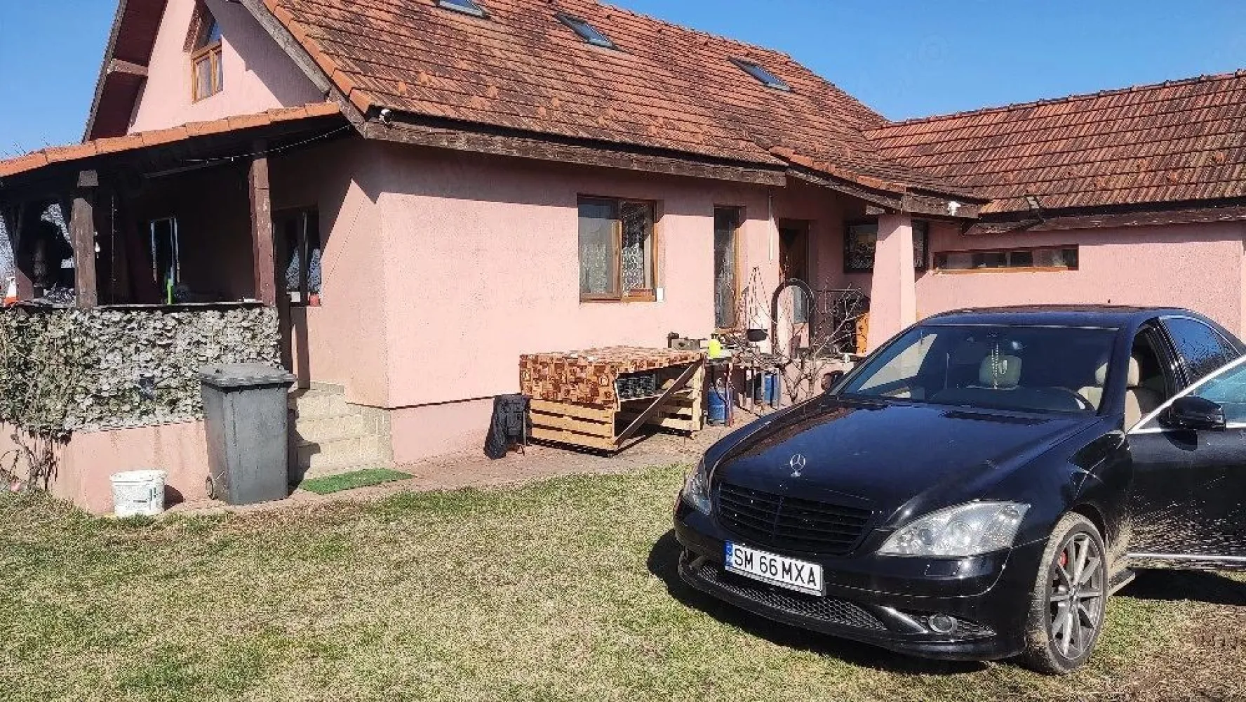 BRASADAS vinde casa cu teren 10 ari in zona Odoreului. - Agentia imobiliara BRASADAS vinde casă in cartierul Iris zona Odoreului cu 10 ari teren gard viu gazon o construcție căsuță de vară neterminată construcție sub nume anexe gospodărești teren momental extravilan casă complet mobilată și utilată. Se accepta și unele schimburi plus diferentă. Www.brasadas.com. }}