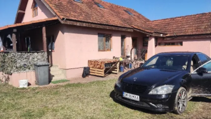 BRASADAS vinde casa cu teren 10 ari in zona Odoreului.