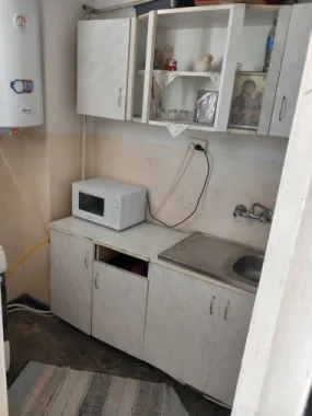 BRASADAS vinde garsoniera pe Ostrovului la etajul 2/4.