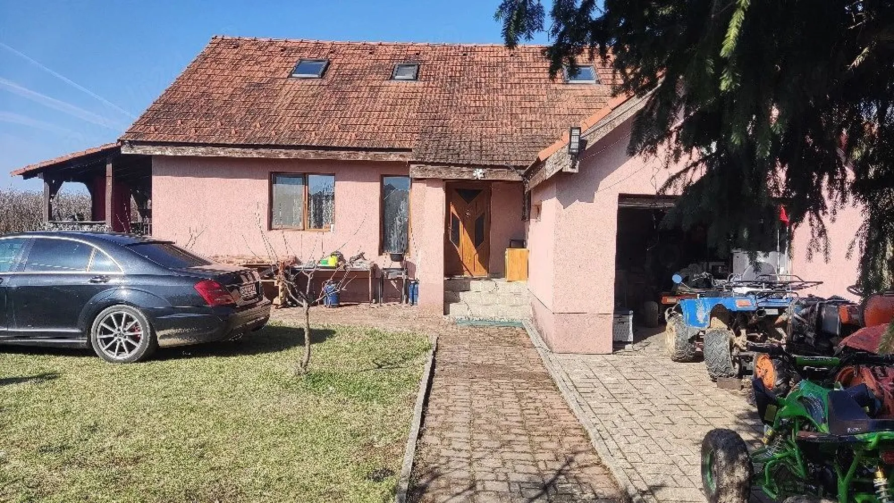 BRASADAS vinde casa cu teren 10 ari in zona Odoreului. - Agentia imobiliara BRASADAS vinde casă in cartierul Iris zona Odoreului cu 10 ari teren gard viu gazon o construcție căsuță de vară neterminată construcție sub nume anexe gospodărești teren momental extravilan casă complet mobilată și utilată. Se accepta și unele schimburi plus diferentă. Www.brasadas.com. }}