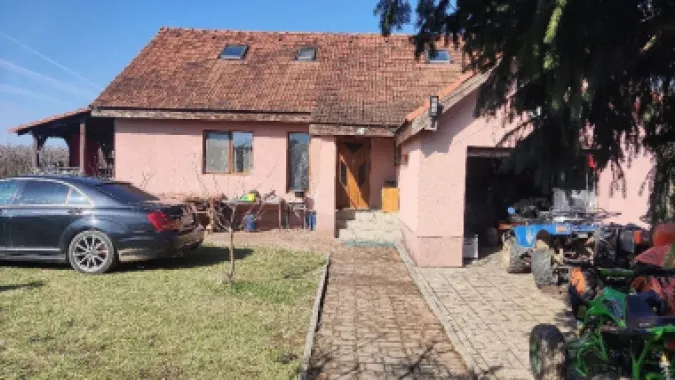 BRASADAS vinde casa cu teren 10 ari in zona Odoreului.