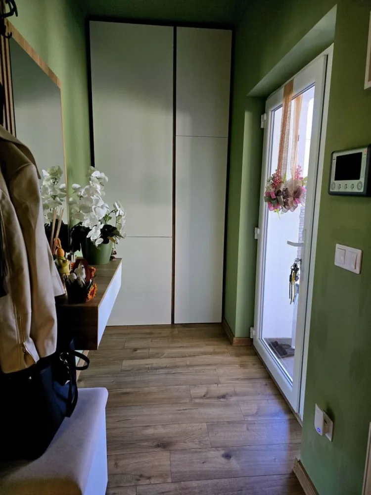 BRASADAS vinde casă in zonă centrală. - Agentia imobiliara BRASADAS vinde două case într - o curte . Prima casă cu front stradal de 80 mp , loc de parcare auto finisat ultra modern cu terasa de 17 mp acoperită finisată , acces la beci sub toată casa . Curtea amenajată, pavată cu loc pentru grătar și jacuzzi . A doua casă este construcție ușoară cu tehnologie modernă finisat interior , exterior mobilat , utilat nou , compusă din living , bucătărie , dormitor , baie și un hol , suprafața totală 52 mp . Sistem de supraveghere cu camere . Teren 3.2 ari .