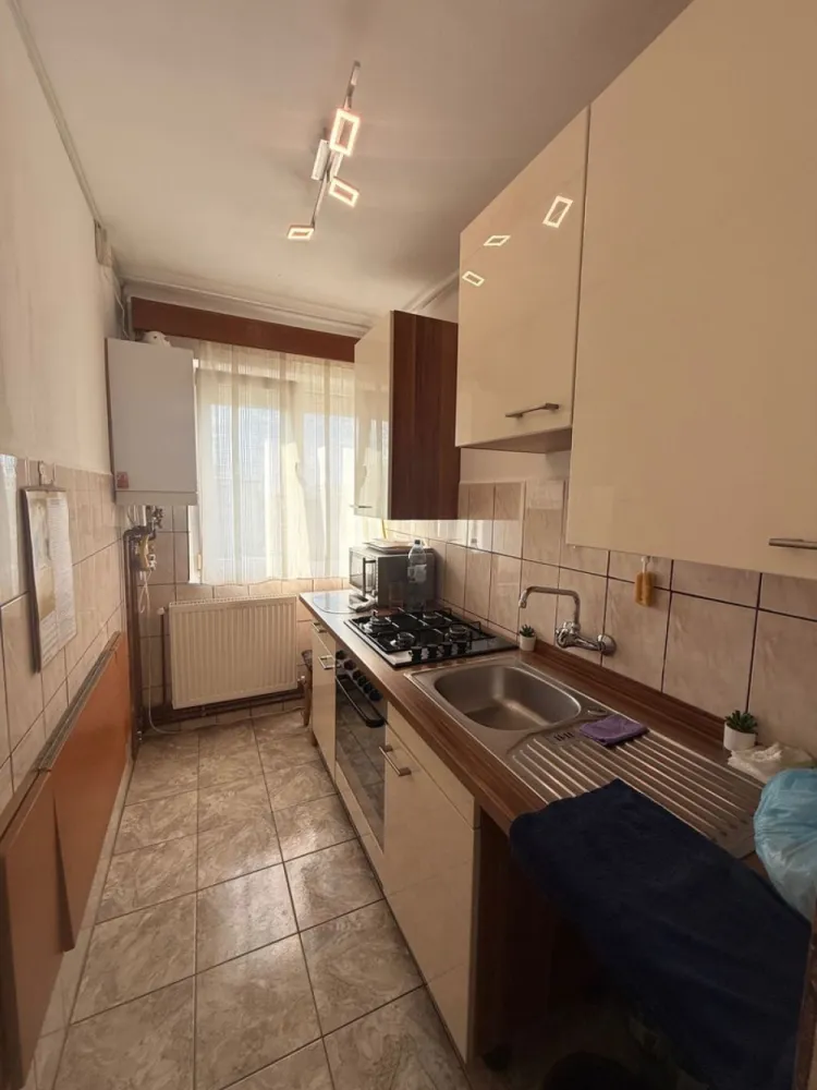 BRASADAS vinde ap 2 cam etaj 4/4 in Micro 15. - Agentia imobiliara BRASADAS vinde apartament in Micro 15 la etaj 4/4. In apropierea spitalului, scolii, creșei si pieței. *geamuri termopan *acoperiș *microcentrala •mobilat •utilități (cuptor electric,frigider incorporat,aragaz) •izolat exterior Www.brasadas.com. }}