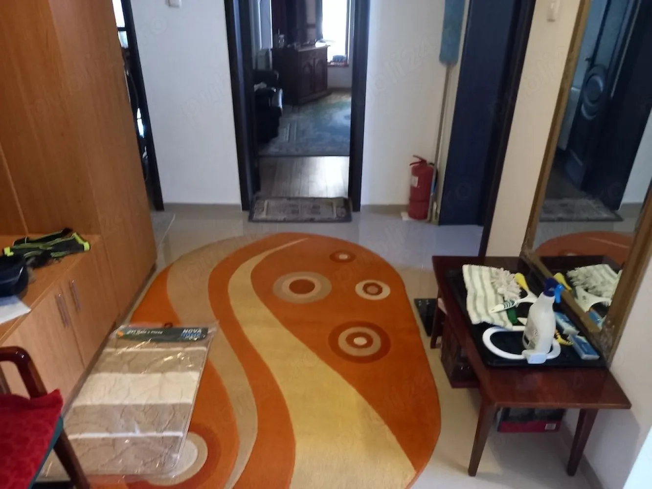 Casa cu etaj 5 camere in Satu Mare - Vând casă cu etaj în Piața. N.Titulescu 300.000 Euro Descriere : - Casa este situată la aproximativ 3m de gard și trotuar pentru cine apreciază . - Beciul casei, spațios de peste 20mp; - Parterul are 2 camere de peste 25mp, bucătărie peste 15mp, baie cu cabină de duș, hol spațios cu scări atât spre beci cât și spre etaj. Din camera de la curte se ajunge pe terasa de 28mp, unde se află amenajată o bucătărie cu cele necesare funcțională și iarna. - Etajul are 2 camere de peste 25mp, 1 cameră de peste 15mp, 1 baie cu cadă mare, hol mare cu urcare în pod și un spațiu pentru dressing. - În curte există 3 anexe garaj mare, beci2 și depozit de lemne pentru termoșemineul de la parter. - Casa a fost construită pe o fundație de piatră între anii 1976-1981 și a fost renovată total între anii 2015 2018, de la acoperiș până în beci. - Casa are instalate panouri fotovoltaice de 6Kw cu invertor de 5Kw. - La parter și la etaj în camerele dinspre curte există instalat aer condiționat. - Casa este izolată cu polistiren de 12 cm. - Încălzirea casei este realizată cu termoșemineul de la parter sau centrala pe gaz din bucătărie. Aerele condiționate fiind pe inverter fac și încălzire și răcoresc la nevoie. Telefon. . }}