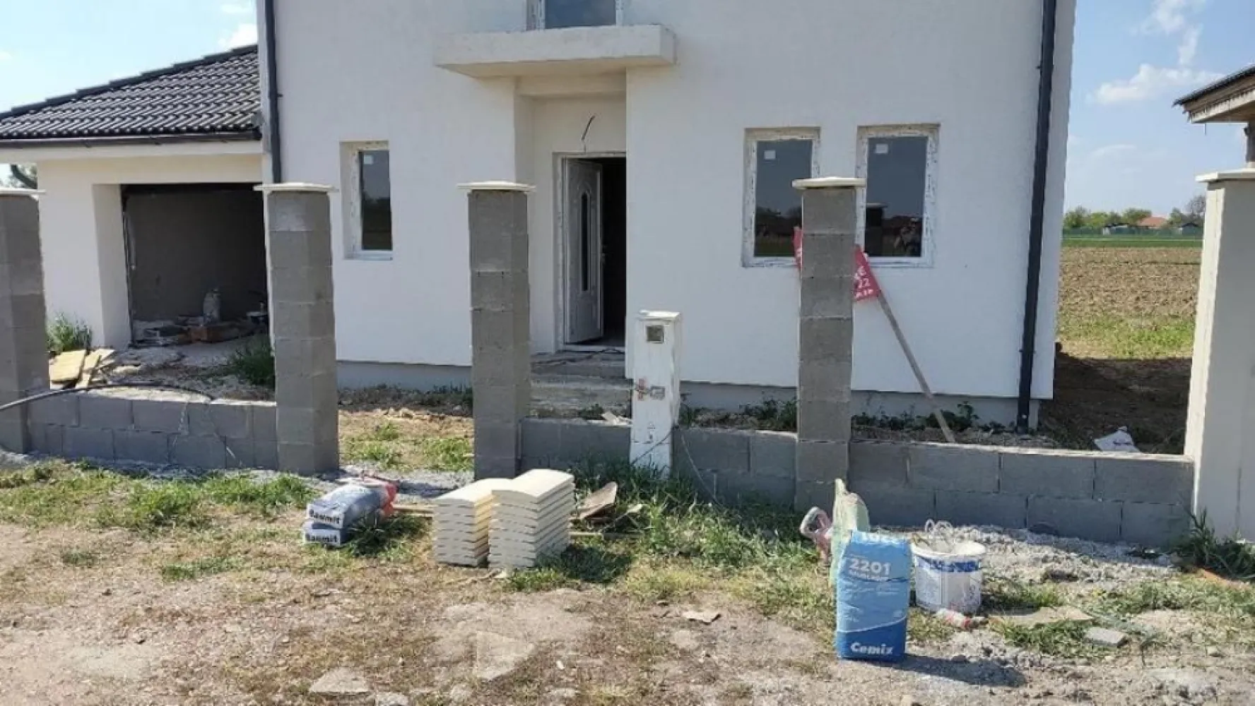 CASA NOUA IN GRI DE VANZARE - DE VANZARE casa noua in gri ,suprafata 125 m2 cu etaj + garaj de 25 m2 , pe pacela de 300 m2 , 4 camere , salon , bucatarie si 2 bai CU incalzire montata in pardoseala. Constructia are toate pozele si istoricul la zi. Electricitate , apa , gaz in faza de proiect cu inceperea lucrarilor in luna august/septembrie. Strada foarta linistita in cartierul Dara/Diana la 200 m distanta de digul si raul Somes, zona doar de Case si Vile ! pret usor negociabil.... }}