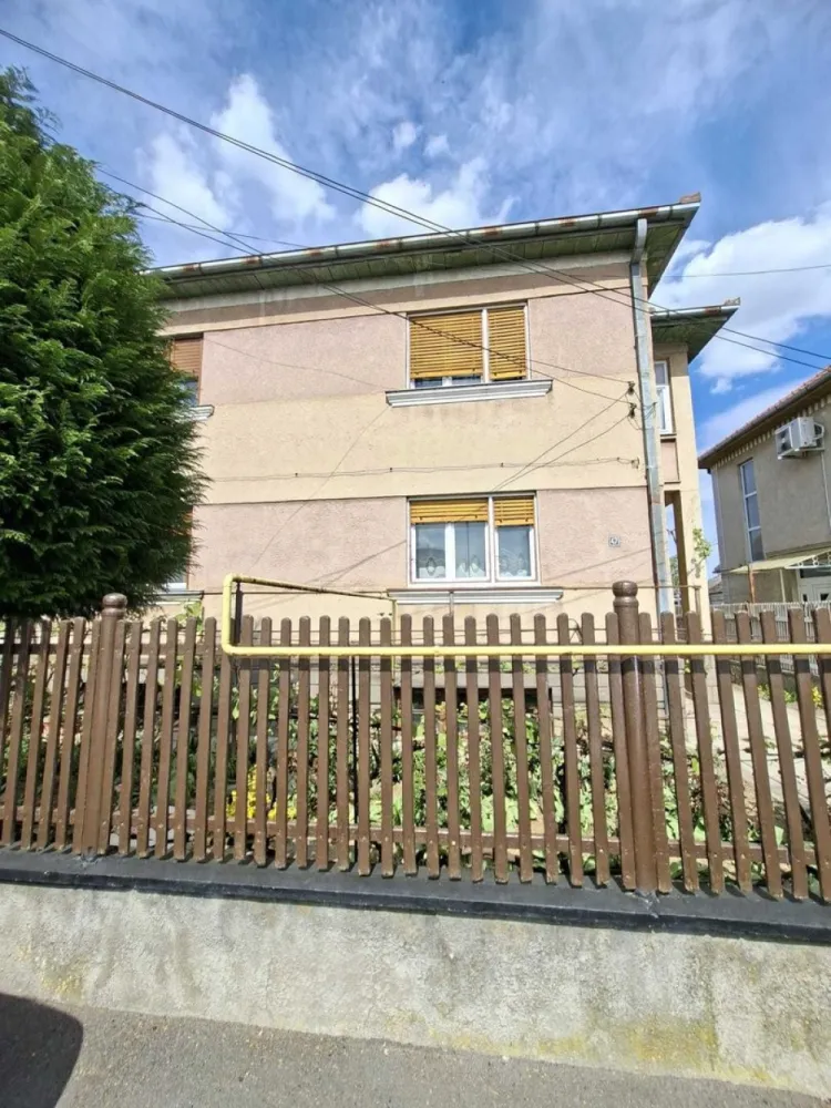 BRASADAS vinde casa cu etaj in zona Bercu Rosu. - Agenyia imobiliara BRASADAS vinde casa cu etaj in zona Bercu Rosu. Casa dispune de 3 camere, bucatarie, baie,camara, antreu, suprafata totala de 138 m2 si o pivnita uscata spatioasa de 41m2, curte 276 mp. Www.brasadas.com. }}