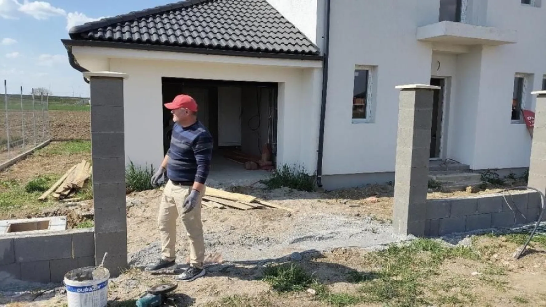 CASA NOUA IN GRI DE VANZARE - DE VANZARE casa noua in gri ,suprafata 125 m2 cu etaj + garaj de 25 m2 , pe pacela de 300 m2 , 4 camere , salon , bucatarie si 2 bai CU incalzire montata in pardoseala. Constructia are toate pozele si istoricul la zi. Electricitate , apa , gaz in faza de proiect cu inceperea lucrarilor in luna august/septembrie. Strada foarta linistita in cartierul Dara/Diana la 200 m distanta de digul si raul Somes, zona doar de Case si Vile ! pret usor negociabil.... }}