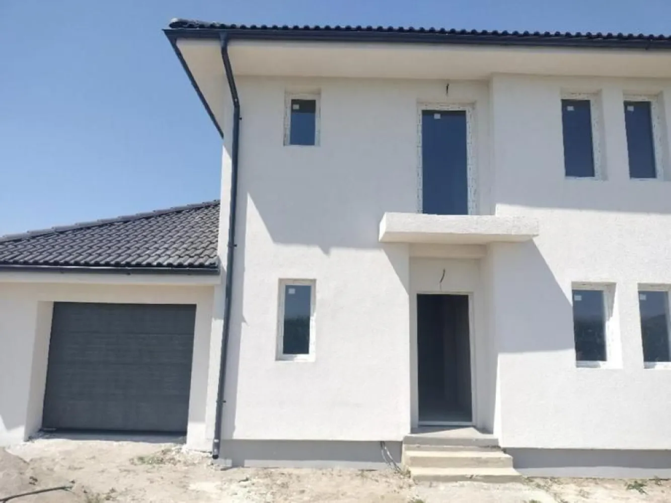 CASA NOUA IN GRI DE VANZARE - DE VANZARE casa noua in gri ,suprafata 125 m2 cu etaj + garaj de 25 m2 , pe pacela de 300 m2 , 4 camere , salon , bucatarie si 2 bai CU incalzire montata in pardoseala. Constructia are toate pozele si istoricul la zi. Electricitate , apa , gaz in faza de proiect cu inceperea lucrarilor in luna august/septembrie. Strada foarta linistita in cartierul Dara/Diana la 200 m distanta de digul si raul Somes, zona doar de Case si Vile ! pret usor negociabil.... }}