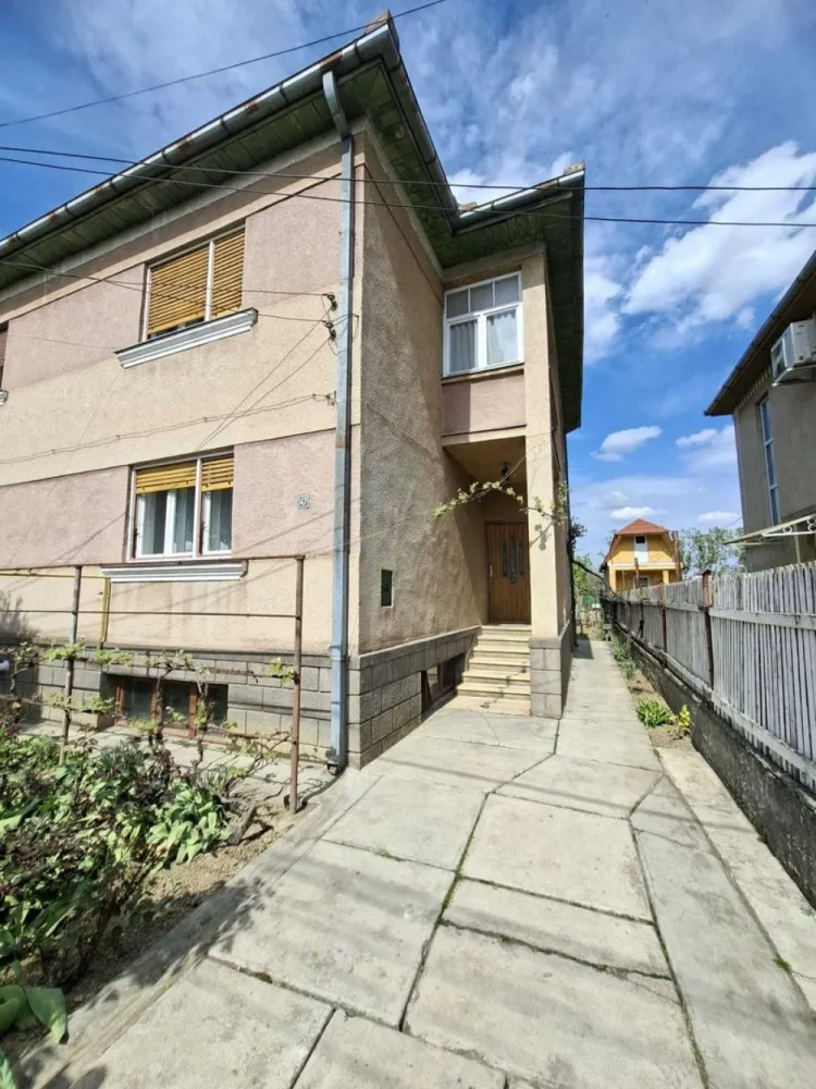 BRASADAS vinde casa cu etaj in zona Bercu Rosu. - Agenyia imobiliara BRASADAS vinde casa cu etaj in zona Bercu Rosu. Casa dispune de 3 camere, bucatarie, baie,camara, antreu, suprafata totala de 138 m2 si o pivnita uscata spatioasa de 41m2, curte 276 mp. Www.brasadas.com. }}