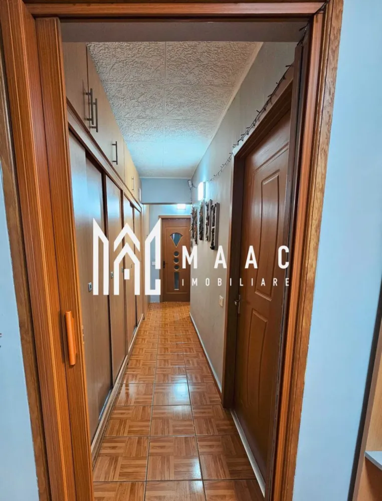 Apartament 2 camere Ostroveni | Centrala Proprie | AC | Renovat | - Apartament 2 camere – Zona Ostroveni | Vedere panoramică | MAAC Imobiliare MAAC Imobiliare vă propune spre vânzare un apartament cu 2 camere situat în zona Ostroveni, într-un imobil curat și bine întreținut. Locuința este amplasată la etajul 10 din 10, beneficiind de o priveliște panoramică deosebită, iar deasupra se află etajul tehnic, oferind un plus de confort termic și fonic. Apartamentul are o suprafață construită de 55 mp și este renovat partial recent, lucrările realizate în anul 2024 incluzând: * montarea unei tamplării PVC tripan de înaltă calitate; * înlocuirea instalației sanitare și electrice** în totalitate; * instalarea a două aparate de aer condiționat**, pentru confort optim pe tot parcursul anului. De asemenea, apartamentul dispune de centrală termică proprie, asigurând eficiență energetică și costuri reduse de întreținere. Avantaje: * Vedere panoramică asupra zonei Ostroveni; * Etaj superior cu etaj tehnic deasupra (fără probleme de izolație); * Apartament modernizat parțial în 2024; * Centrală termică proprie și 2 aparate de aer condiționat; * Zonă liniștită, cu acces facil către transport, magazine și școli. Ideal atât pentru locuință personală, cât și pentru investiție! Pentru mai multe detalii și programarea unei vizionări, contactați MAAC Imobiliare. id: CP2786756 - SP }}